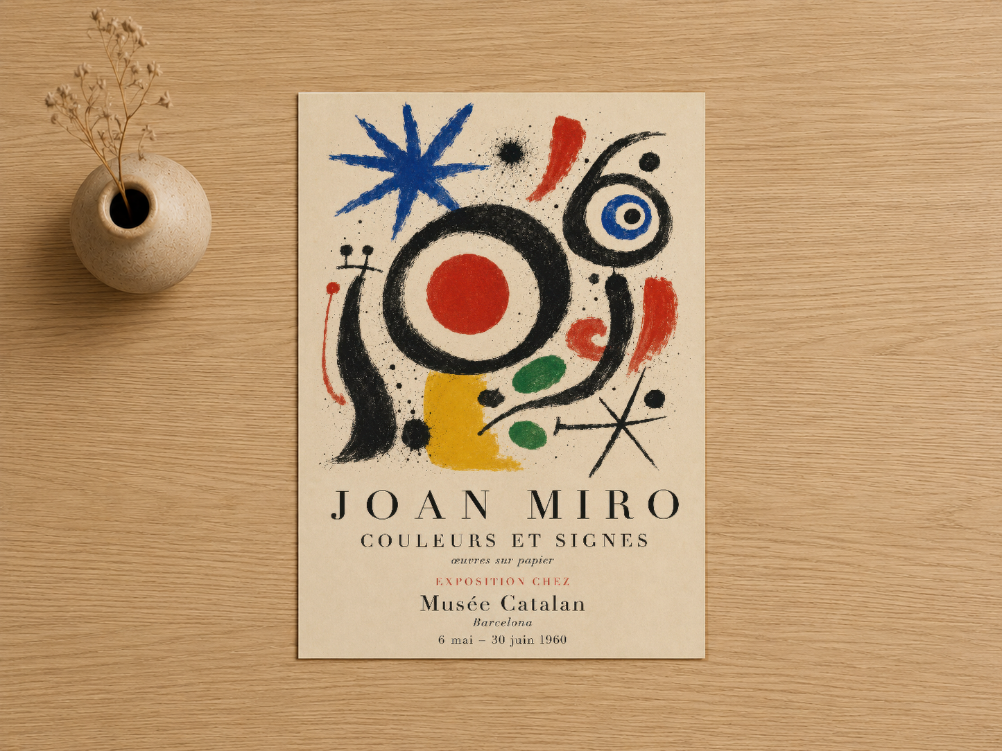 Joan Miro Couleurs et Signes sergi afişi, vintage sanat baskısı olarak doğal ahşap zemin üzerinde sunuluyor.