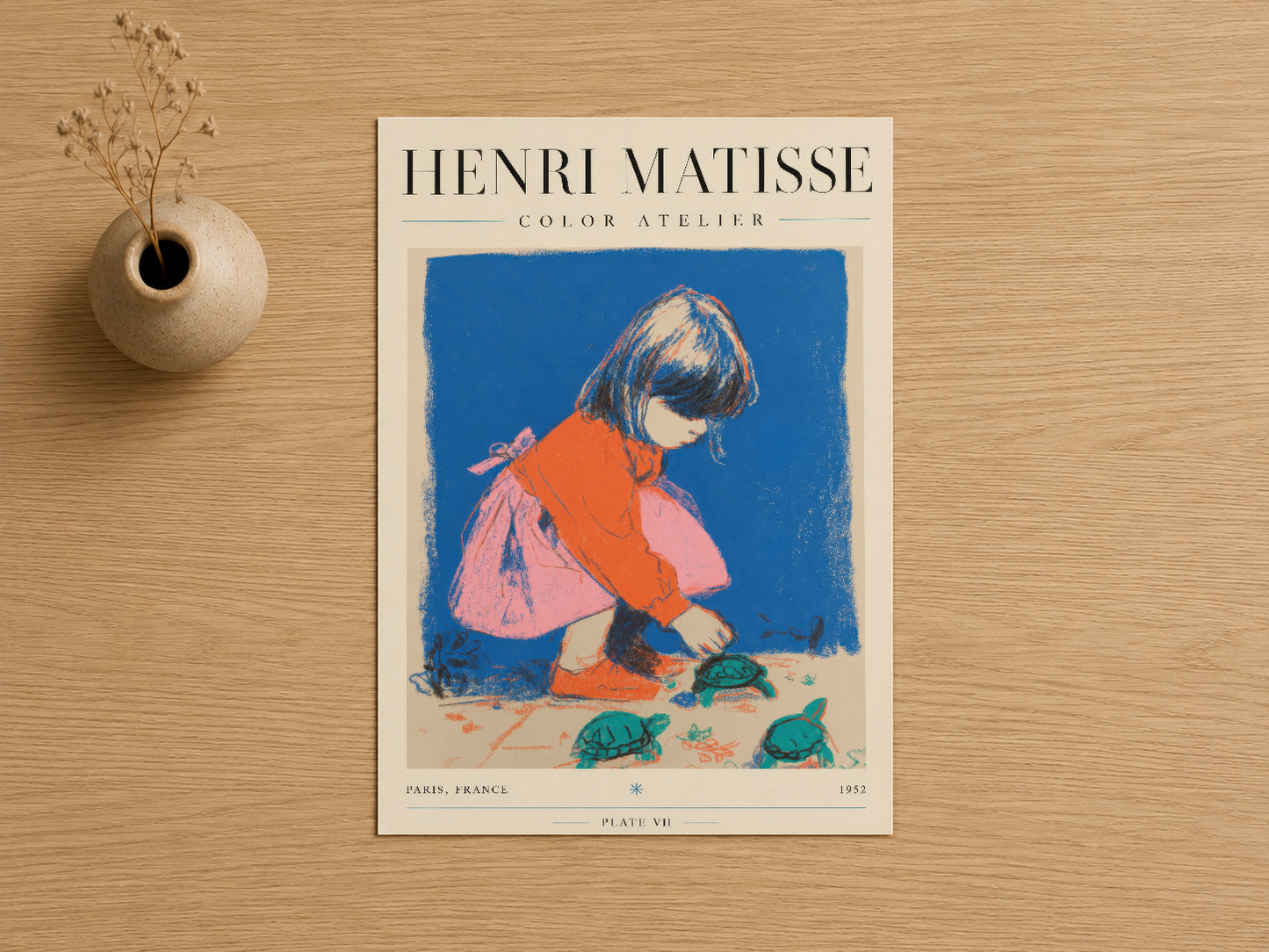 Matisse'in ikonik Color Atelier tablosu, çocuk figürü ve mavi arka planıyla sanat baskısı olarak gömlekliğini yapıyor.