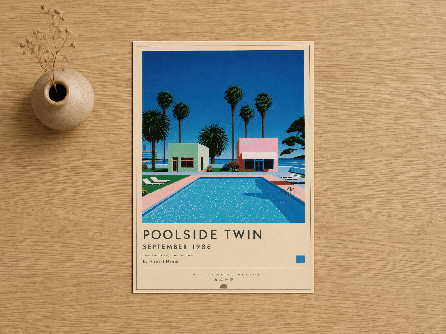 Palmiye ağaçları ve pastel renk mimarisiyle Poolside Twin duvar tablosu, vintage poster stilinde.
