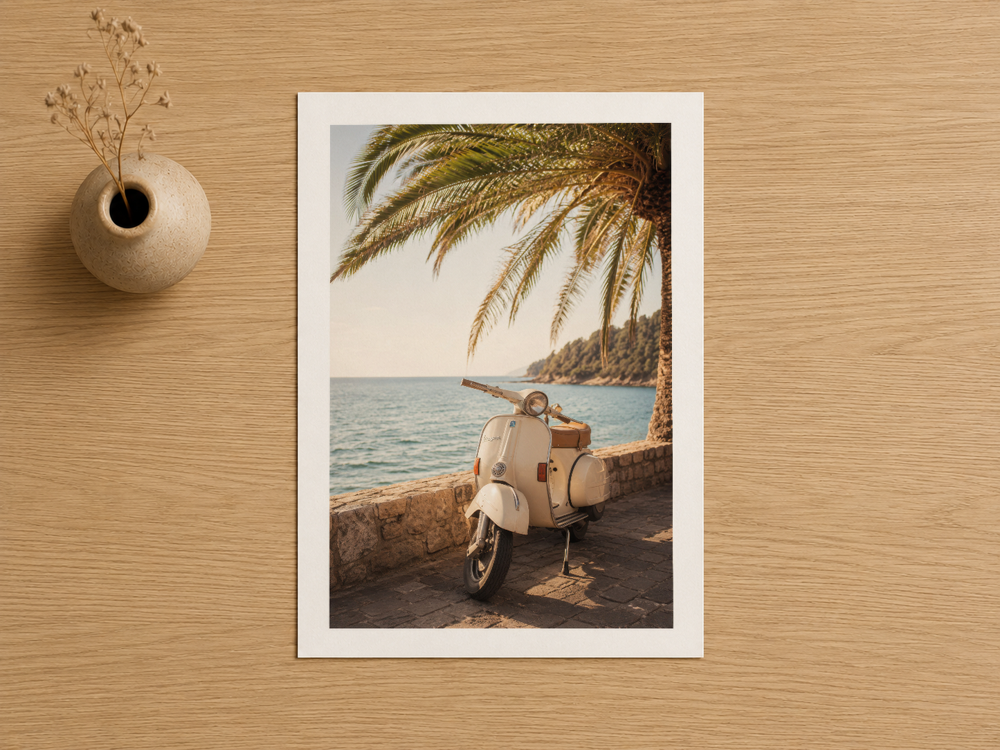 Tropikal sahil temasında nostaljik Vespa portresi, beyaz çerçevede sanat baskısı.