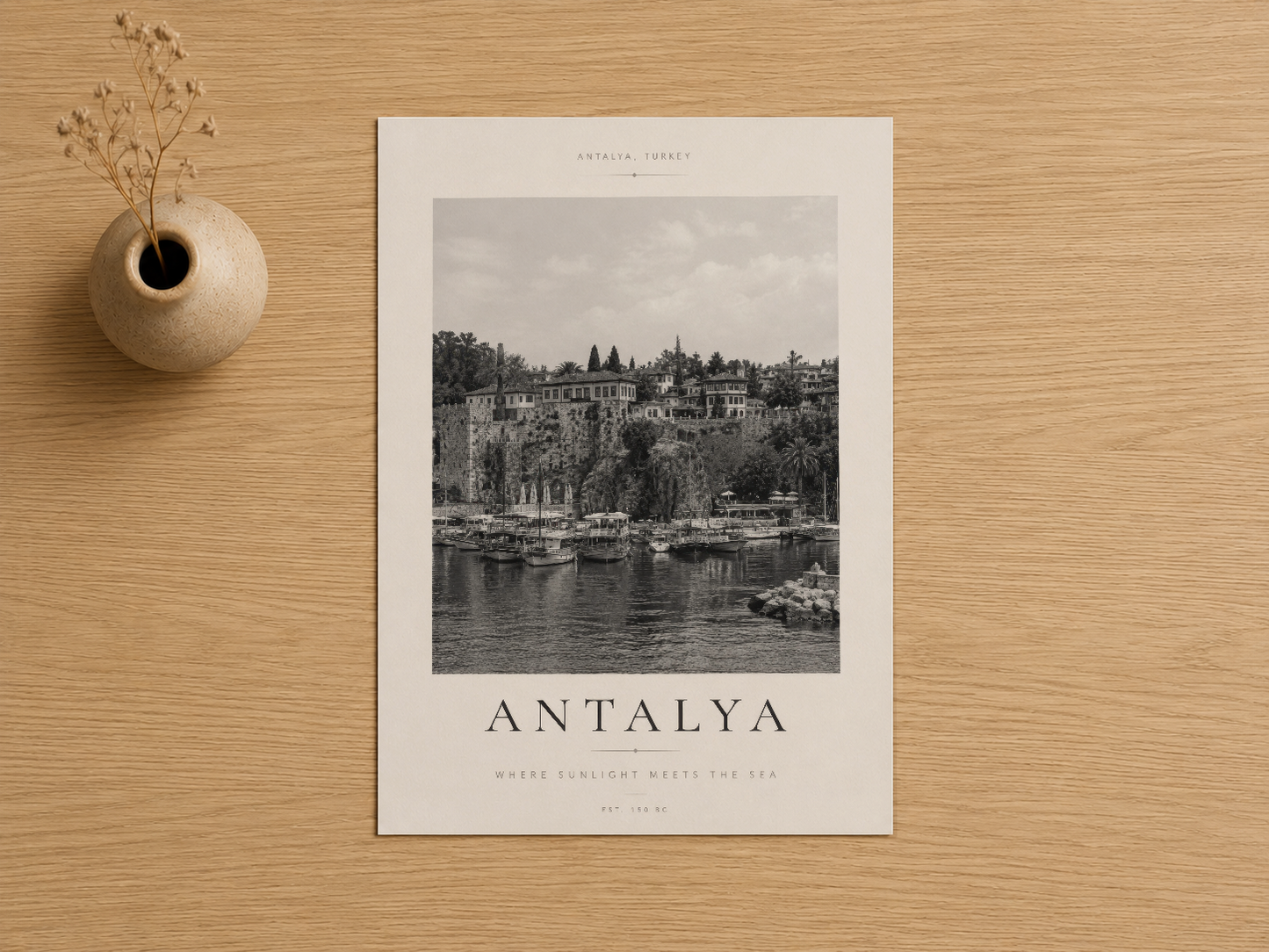 Antalya'nın tarihi mimarlığını ve kıyı güzelliğini nostaljik siyah-beyaz görüntüyle nakışlayan sanat baskısı.