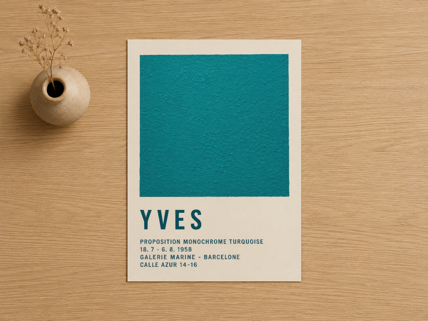 Yves sergi posteri, vintage sanat müzesi etiketli tasarımıyla, ahşap masa üzerinde sakin bir şekilde gösterilmiş.