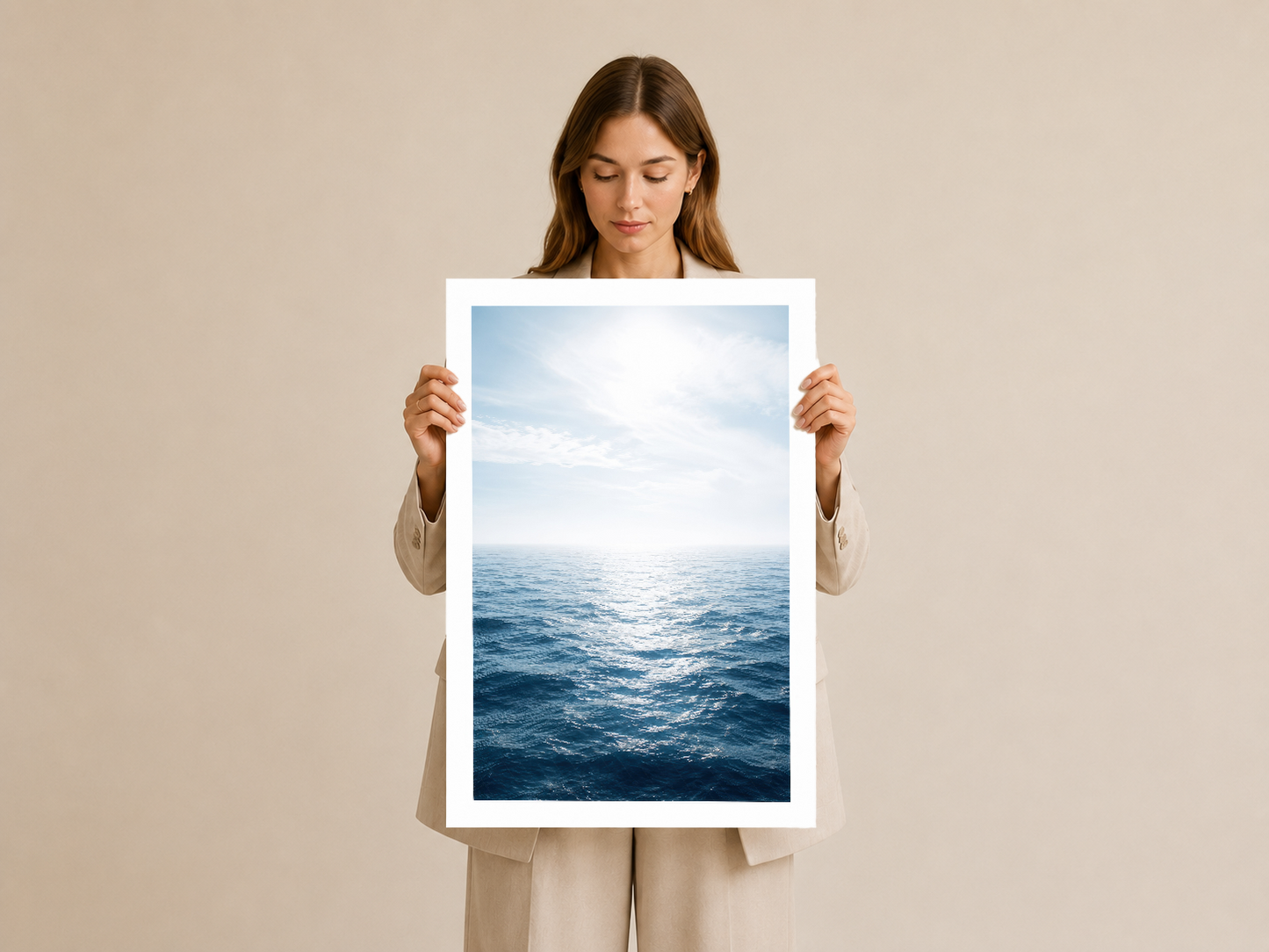 Deniz manzarası sanat tablosu, beyaz çerçeveli, günışığı vuran okyanus görüntüsüyle huzurlu ve minimalist dekorasyon.