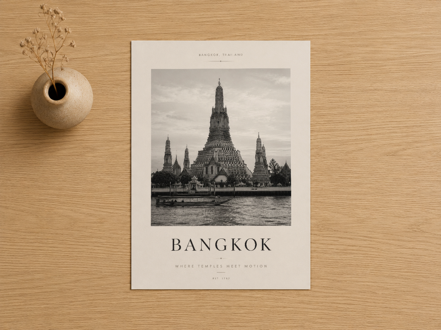 Bangkok Wat Arun tapınağının dramatik siyah-beyaz baskısı, sofistike tipografi ve geniş beyaz kenarlar.