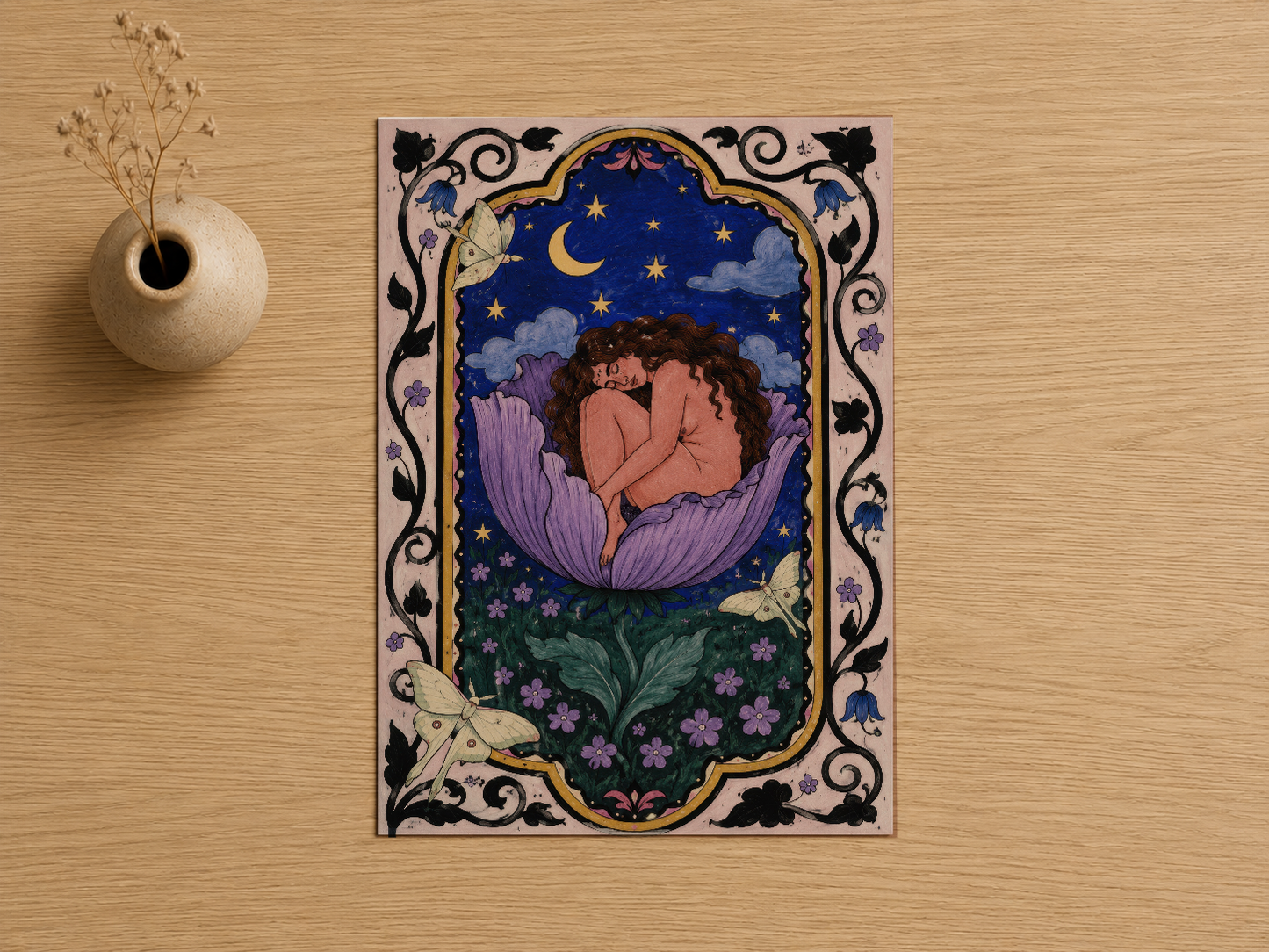 Ay yıldız ve çiçeklerle çevrili, pembe ve mor tonlarındaki romantik uyku sahnesi poster tasarımı.