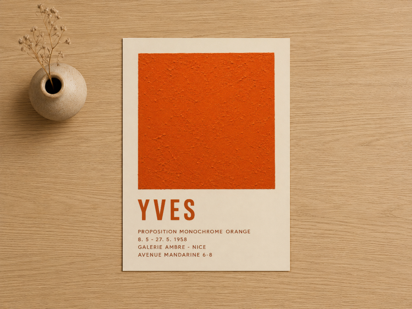 Sanat sanat baskısı, krem zeminde turuncu geometrik kare ve tipografi ile modernist YVES posterinin detayı.