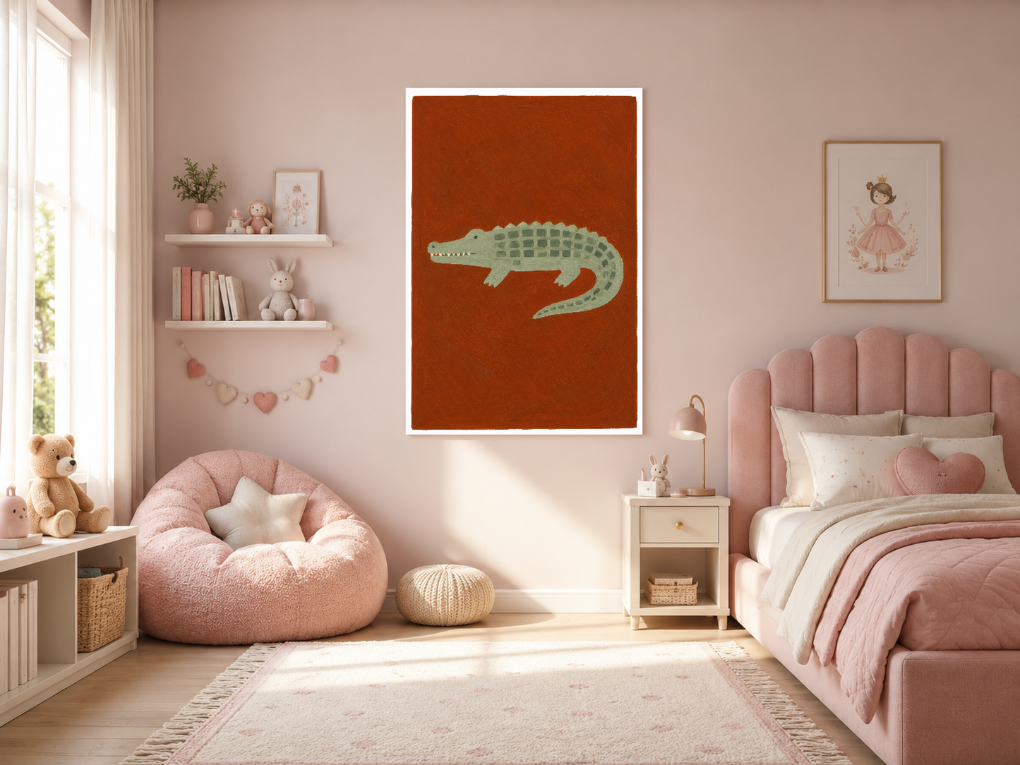 Pastel pembe odada, gül rengi başlık üstünde timsah tasarımlı duvar tablosu, şık ve oyuncu.