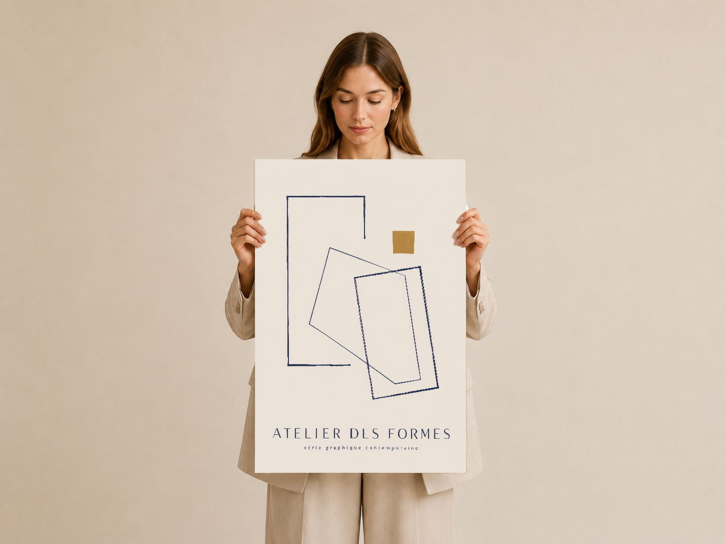 Çizgisel geometrik formlar ve altın aksentli minimalist poster, doğal ışıkta başarıyla sunuluyor.