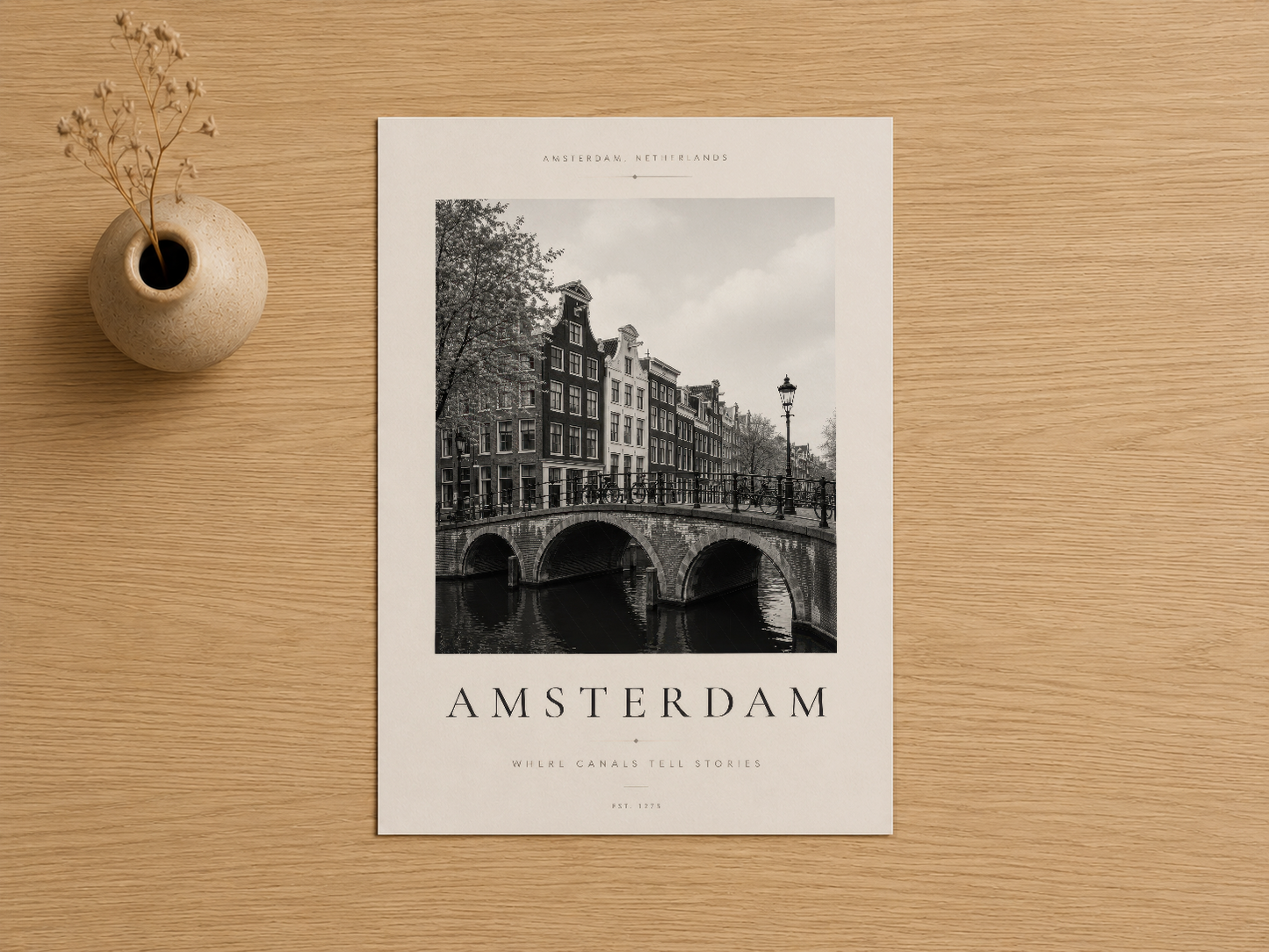 Amsterdam köprüsü siyah-beyaz baskısı, şık tipografiyle minimalist bir tasarım panosuyla.
