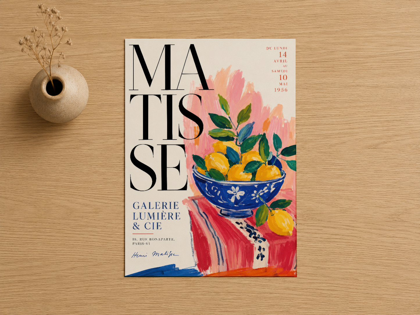 Matisse galeri afişi, pembe ve sarı çiçekler, mavi kap ve parlak renklerle sanat eseri.