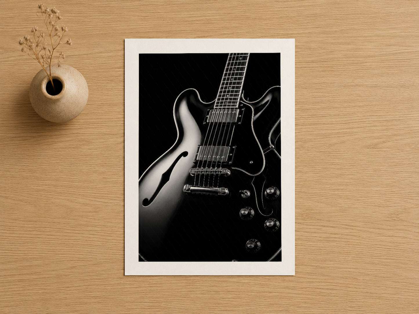 Profesyonel kalitede siyah beyaz gitar baskısı, detaylı teknik fotoğrafyasıyla müzik tutkunlarını cezbediyor.