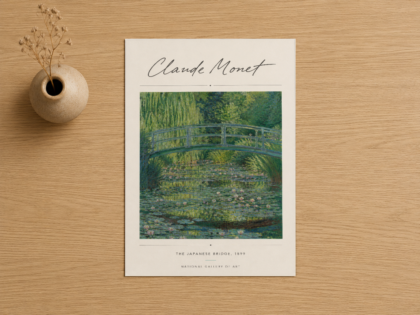 Monet'nin Japon Köprüsü başyapıtı, sanat baskısı olarak doğal ahşap zemin üzerinde sunuluyor.