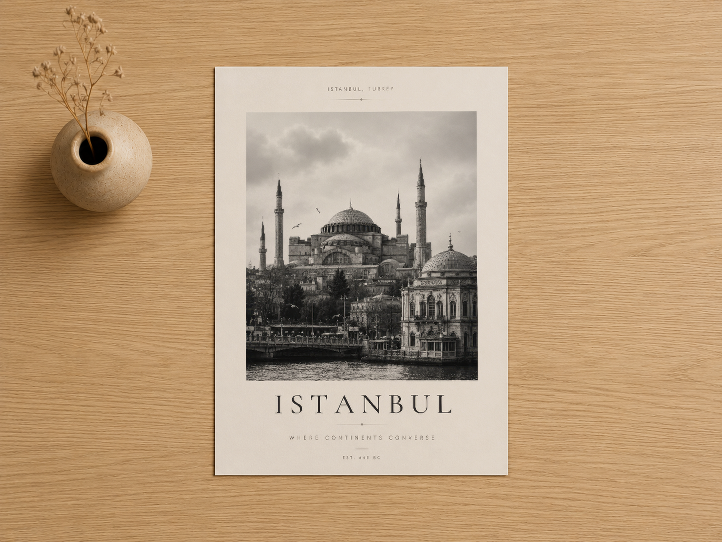 İstanbul'un tarihi eserlerini siyah beyaz fotoğrafla sunan zarif tasarımlı duvar tablosu.