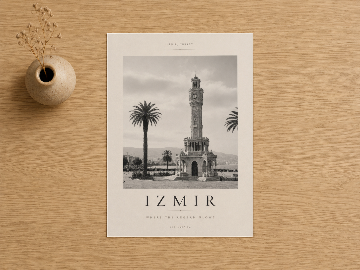 İzmir Saat Kulesi'nin klasik siyah beyaz fotoğrafı ve palmiye ağaçlarını içeren elegant duvar tablosu.