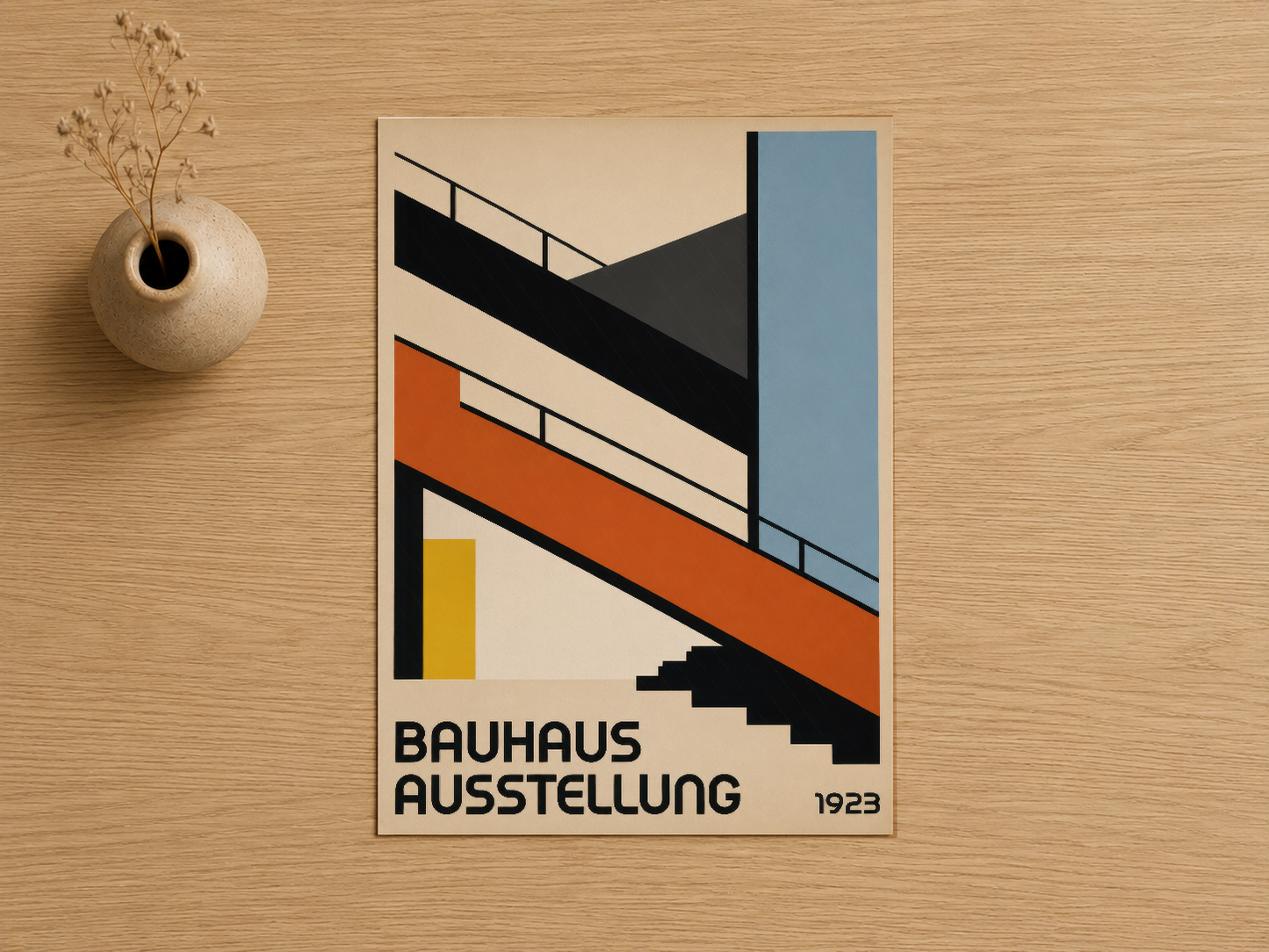 1923 Bauhaus Ausstellung sanat baskısı, siyah, turuncu ve sarı renkli geometrik şeritler ve mavi detaylar.
