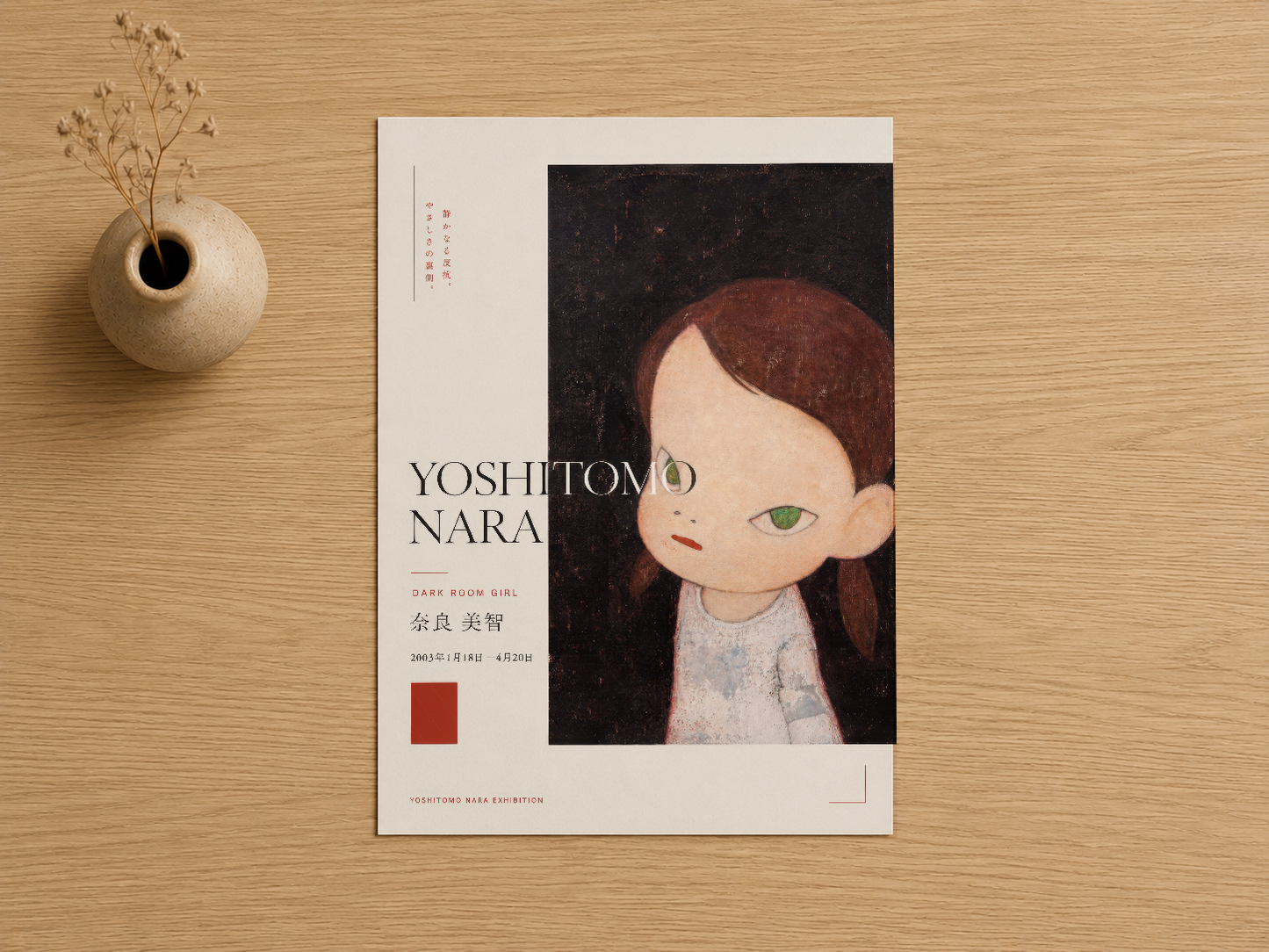 Yoshitomo Nara Dark Room Girl tablosu, sanat sergisi posteri, siyah zeminde kız başı.