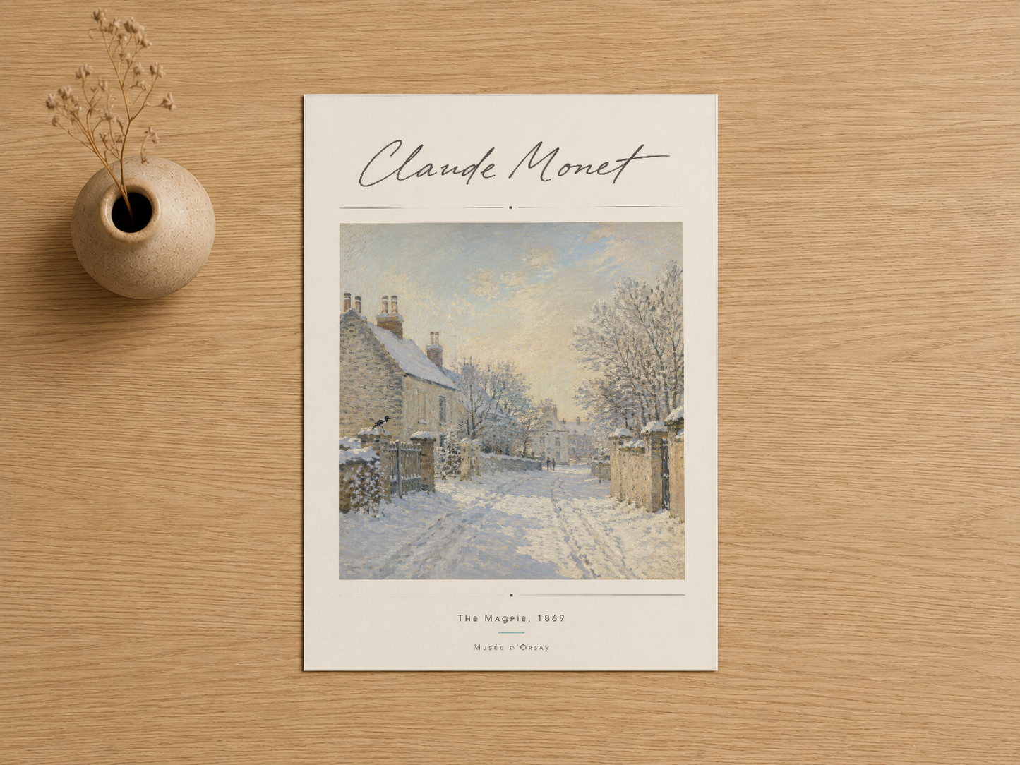 Monet'nin Magpie eseri, krem rengi çerçevede sanat baskısı ahşap masa üzerine konumlandırılmış.