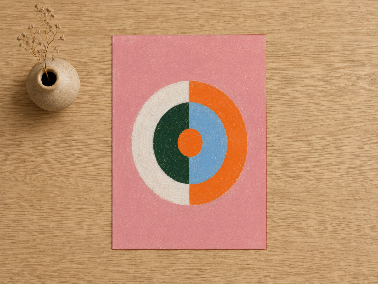 Pembe posterinde siyah, turuncu, mavi ve beyaz katmanlı geometrik daire deseni, minimalist stil.