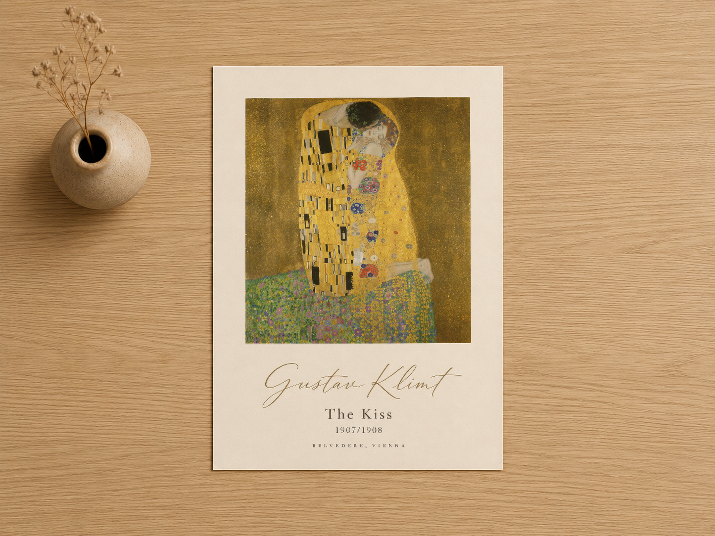 Klimt'in Öpüş tablosunun nostaljik poster versiyonu, krem zemin üzerinde sanat ve tasarım özünü yansıtıyor.