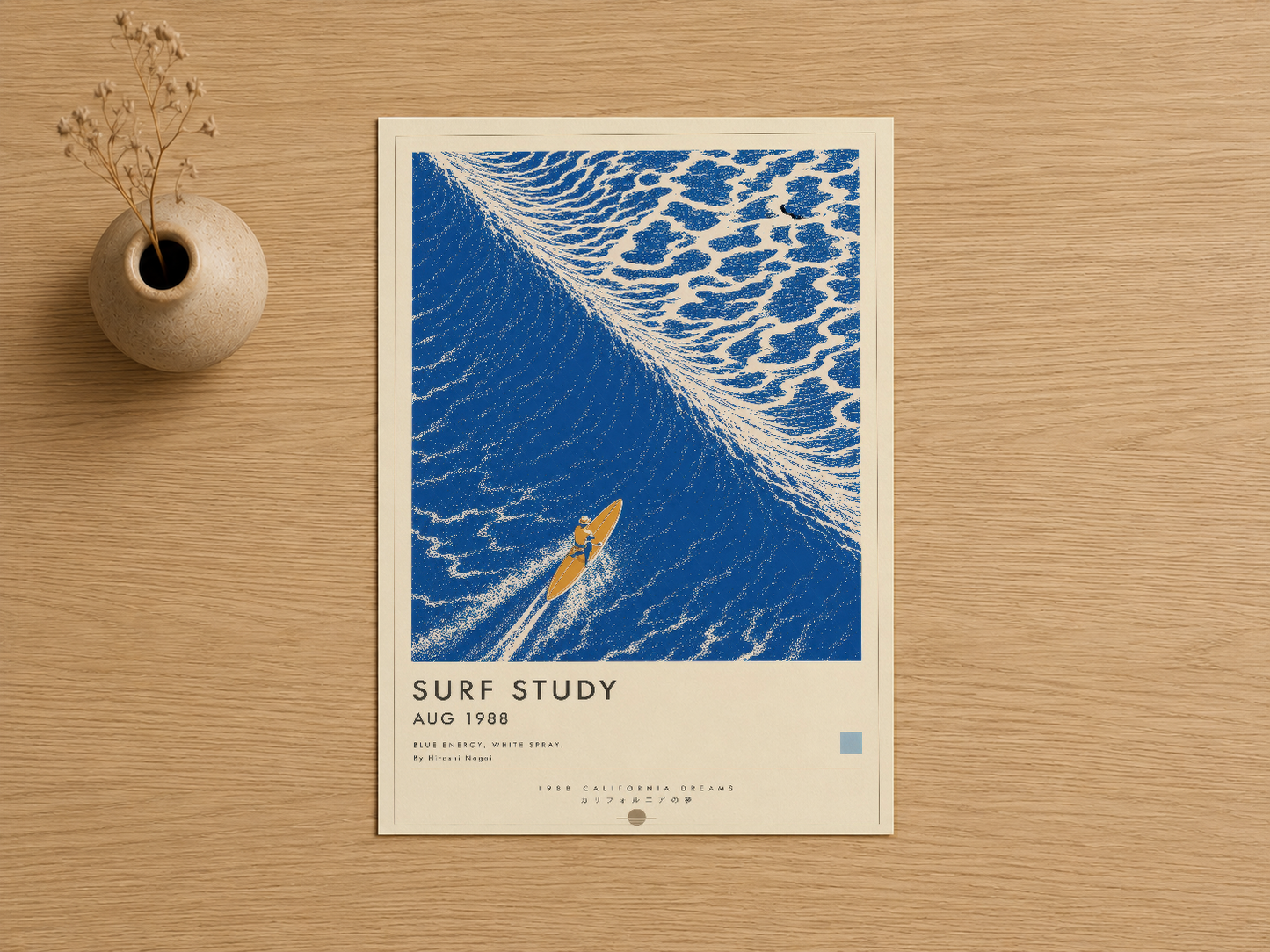 Mavi deniz ve sarı sörf tahtası tasarımı, vintage sanat baskısı üzerinde Surf Study başlığı ve 1988 tarihi yer almaktadır.