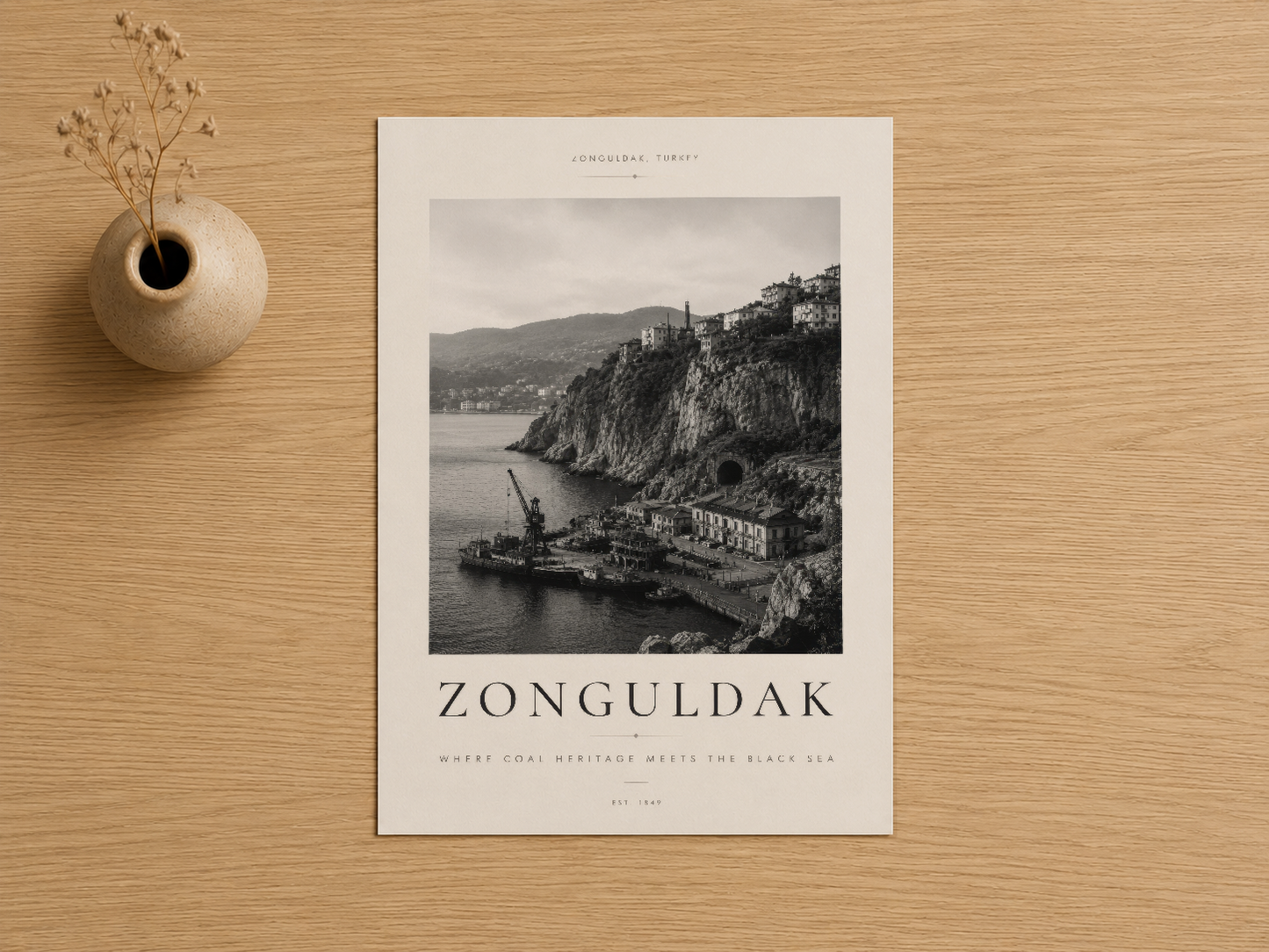 Zonguldak siyah beyaz sanat baskısı, doğal ahşap zemin üzerinde, seramik vazo ile birlikte sergilenmiş durumu.