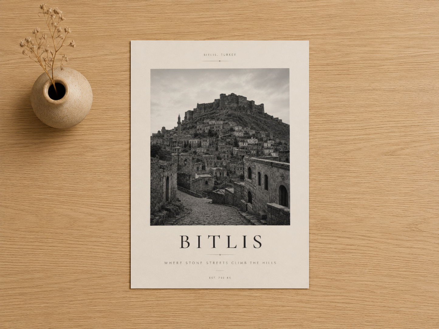 Bitlis şehri siyah beyaz fotoğraf tablosu, krem renginde çerçevede gösteriliyor.