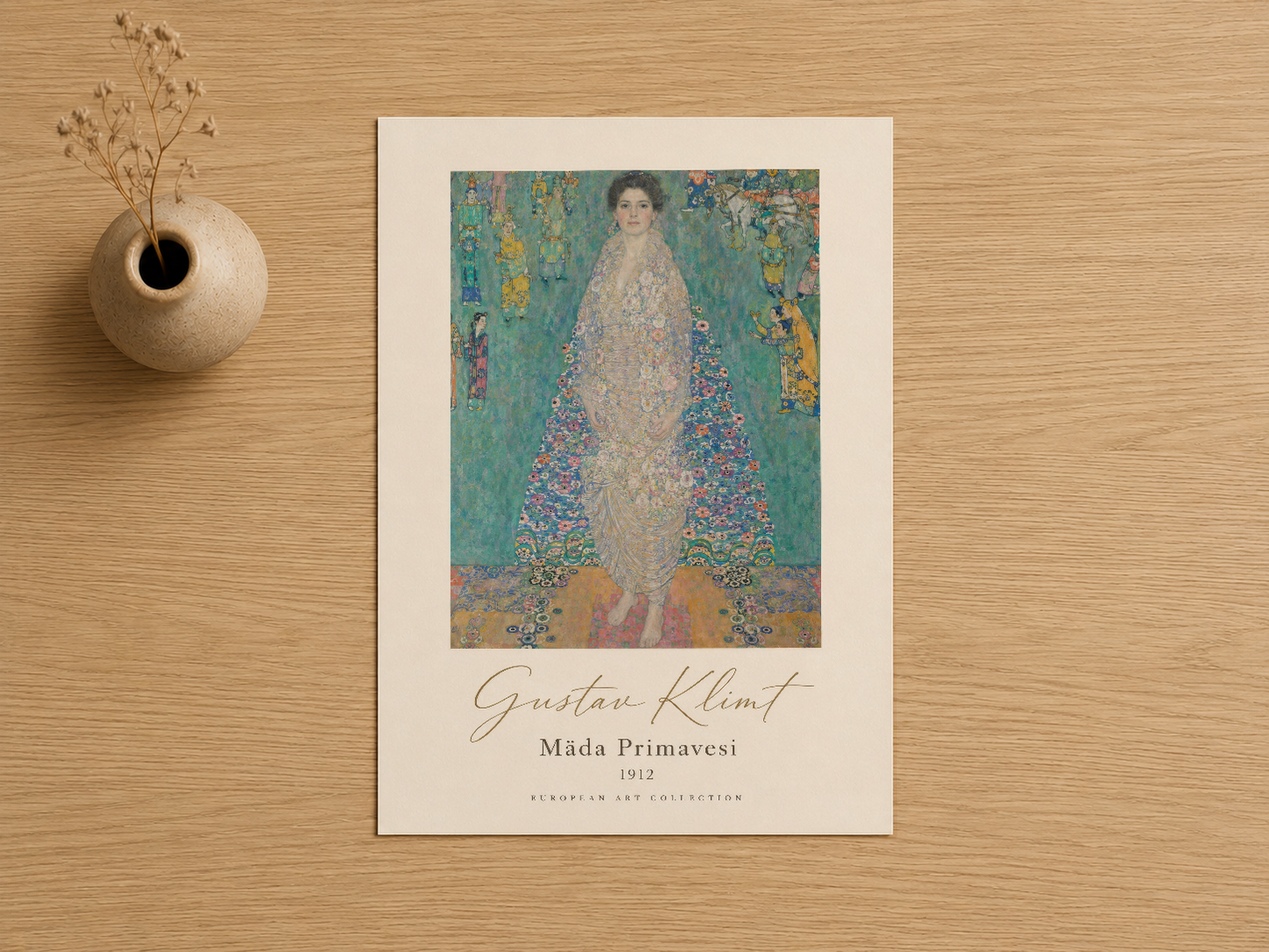 Gustave Klimt imzalı Mada Primavesi sanat baskısı, krem mount ile ahşap zemin üzerinde.