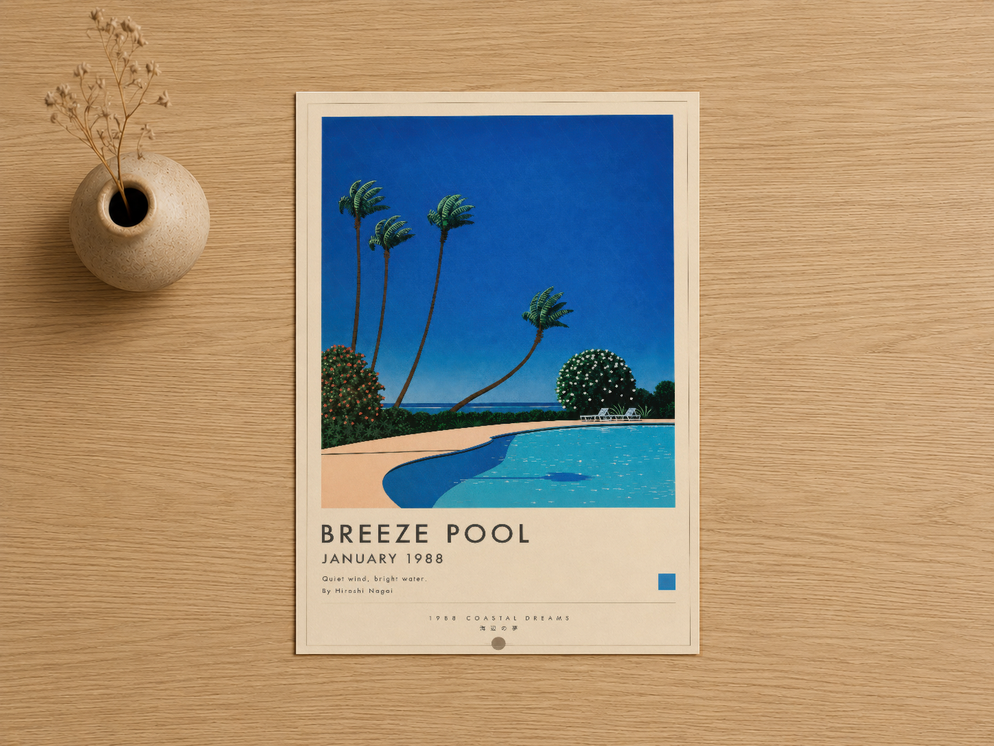 Breeze Pool, 1988 Ocak ayından esinlenerek tasarlanmış, palm ağaçları ve parlak mavi havuzlu vintage tarzı duvar tablosu.