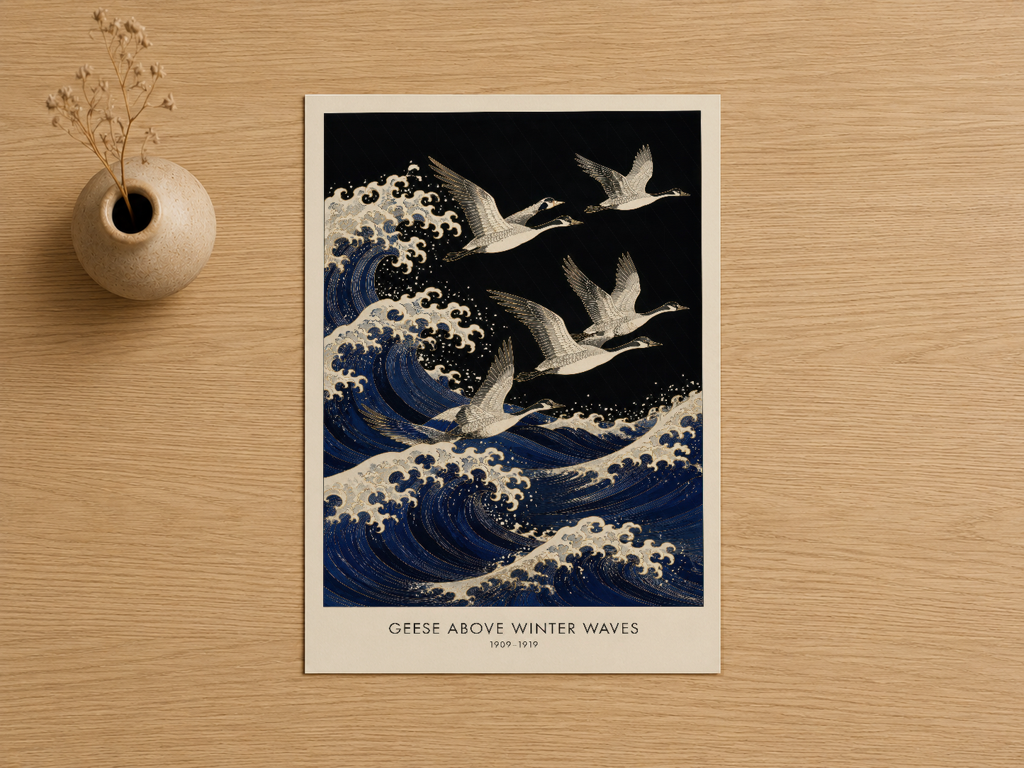 Mavi ve beyaz dalgalar üzerinde uçan kazları tasvir eden, Geese Above Winter Waves sanat baskısı yakın çekim.