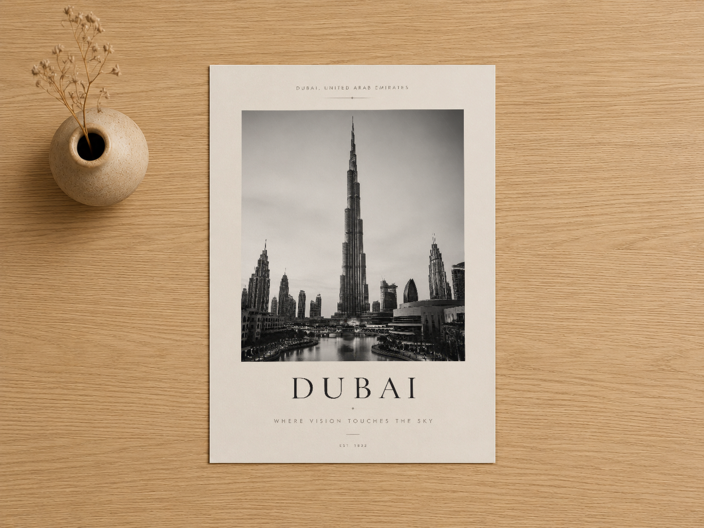Burj Khalifa ve Dubai skyline'ının dramatik siyah-beyaz fotoğrafı, premium poster baskısı.