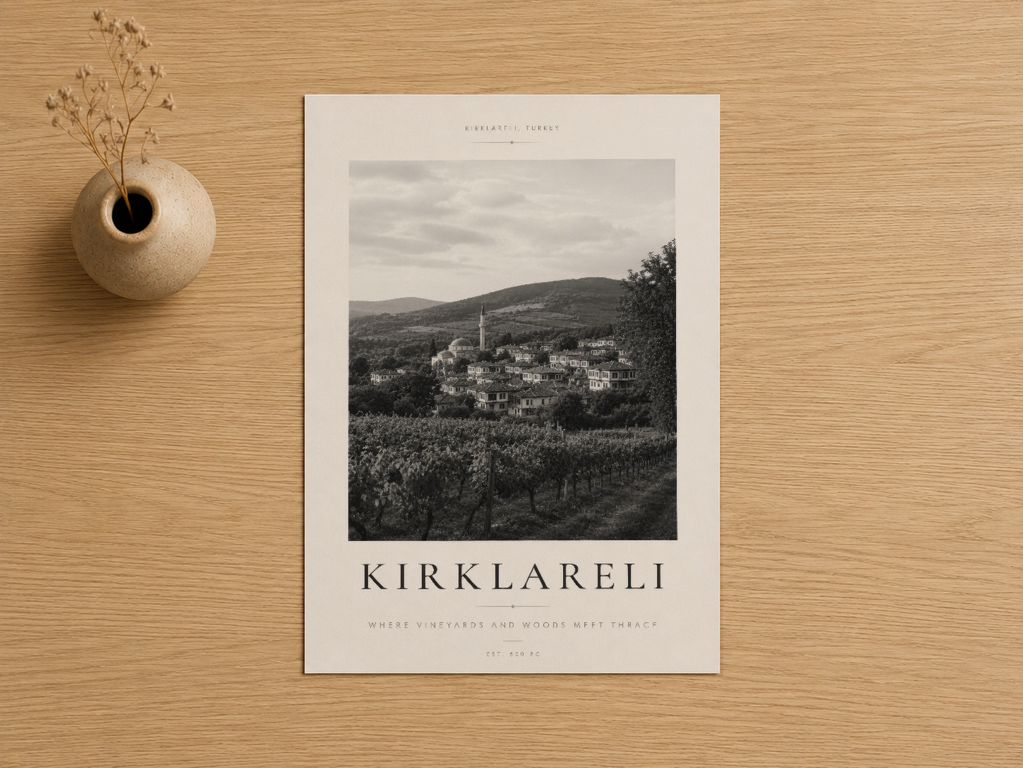 Kırklareli tablosu, siyah beyaz sanat baskısı, doğal ahşap zemin üzerinde, seramik vazolar ve kurutulmuş çiçeklerle stilize