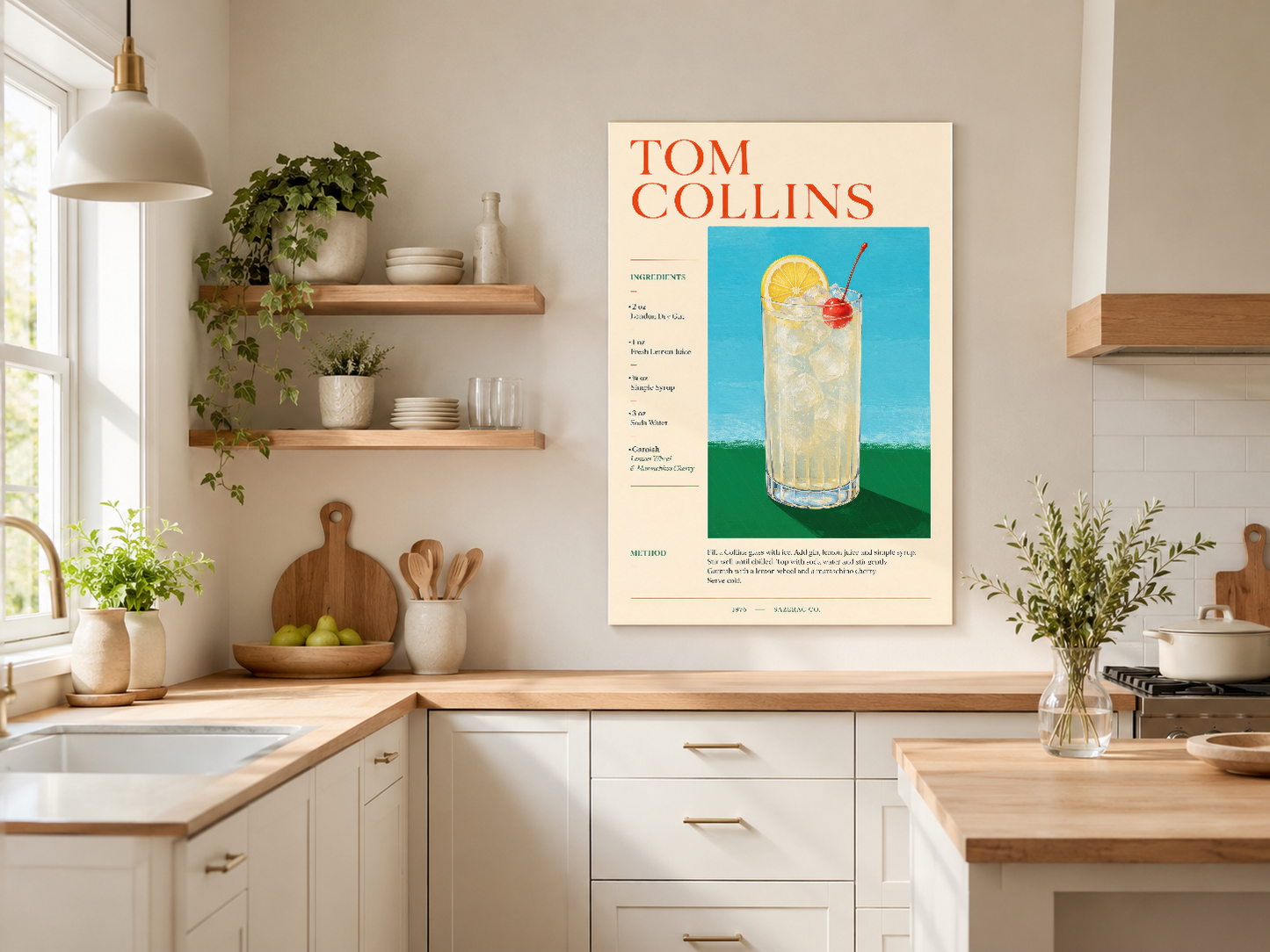 Tom Collins tarifleri poster, açık renk mutfakta, ahşap raflar ve bitki dekorasyonu yanında.