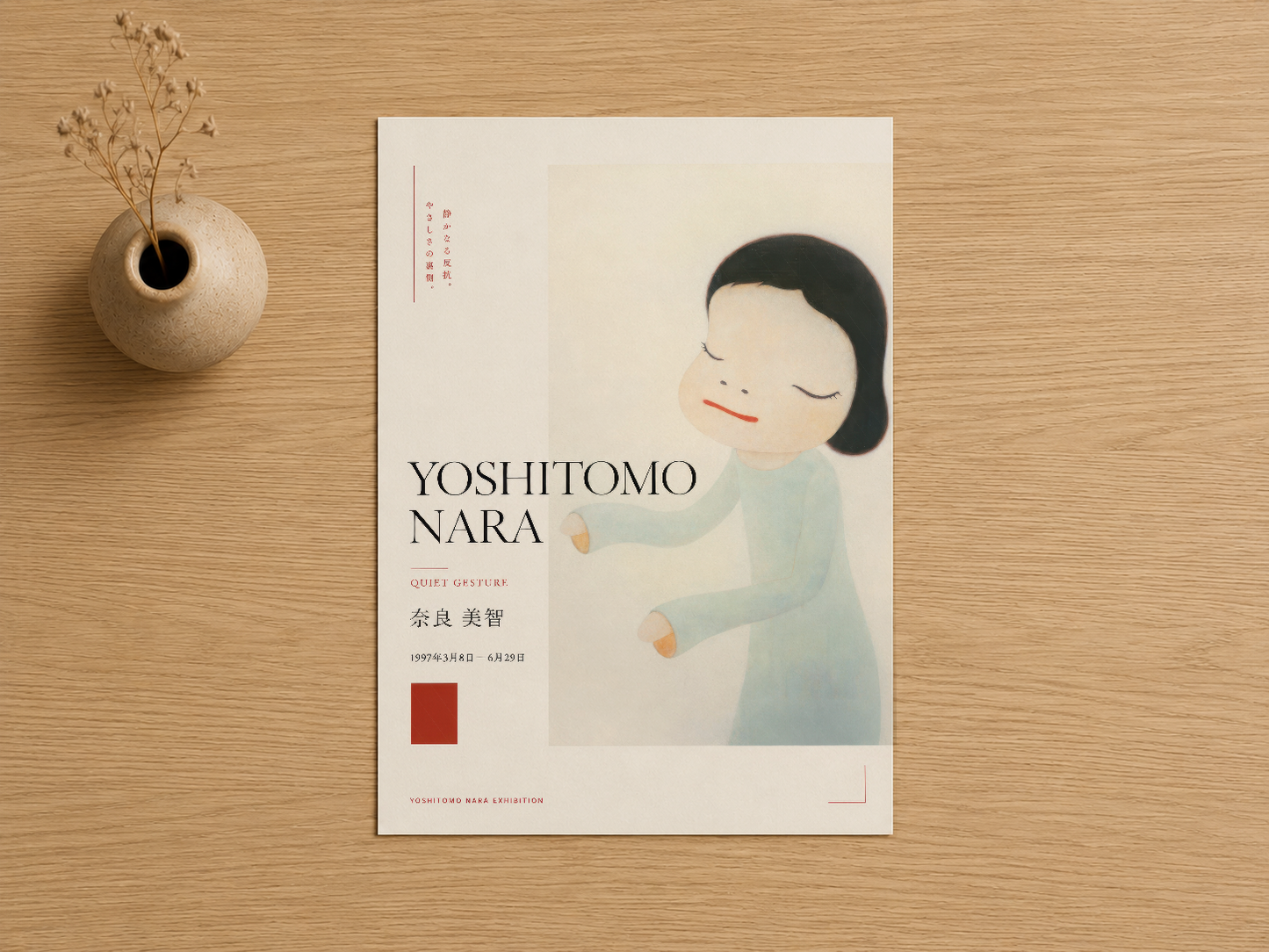 Beyaz fon üzerine başı eğik kız figürü ve Japon karakterleriyle tasarlanan sanatsal poster baskı.