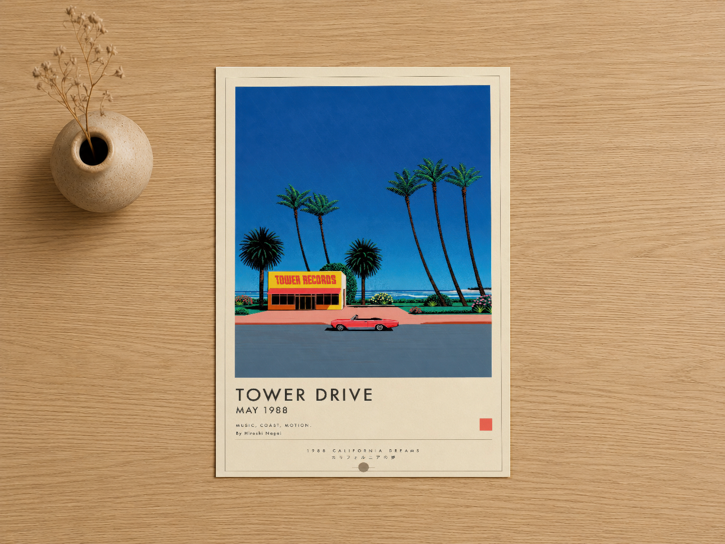 Tower Drive posteri, parlak mavi gökyüzü, turuncu bina ve pembe arabayla retro California sahnesi.