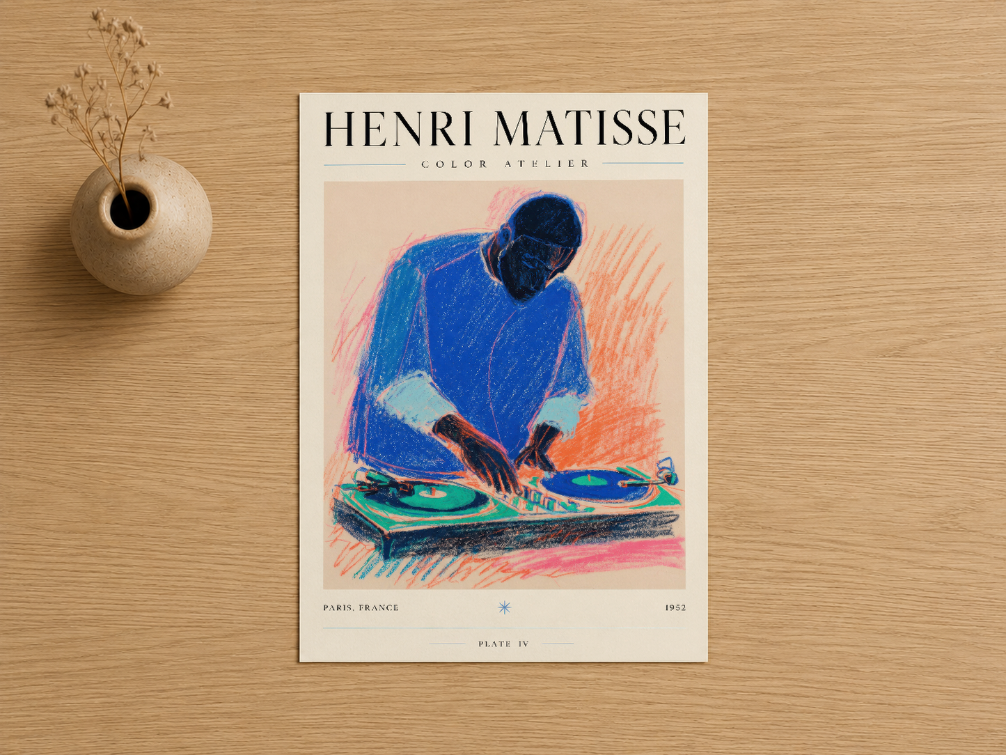Henri Matisse Color Atelier posteri, ahşap masa üstünde seramik vazo ile birlikte sergilenen sanat baskısı.