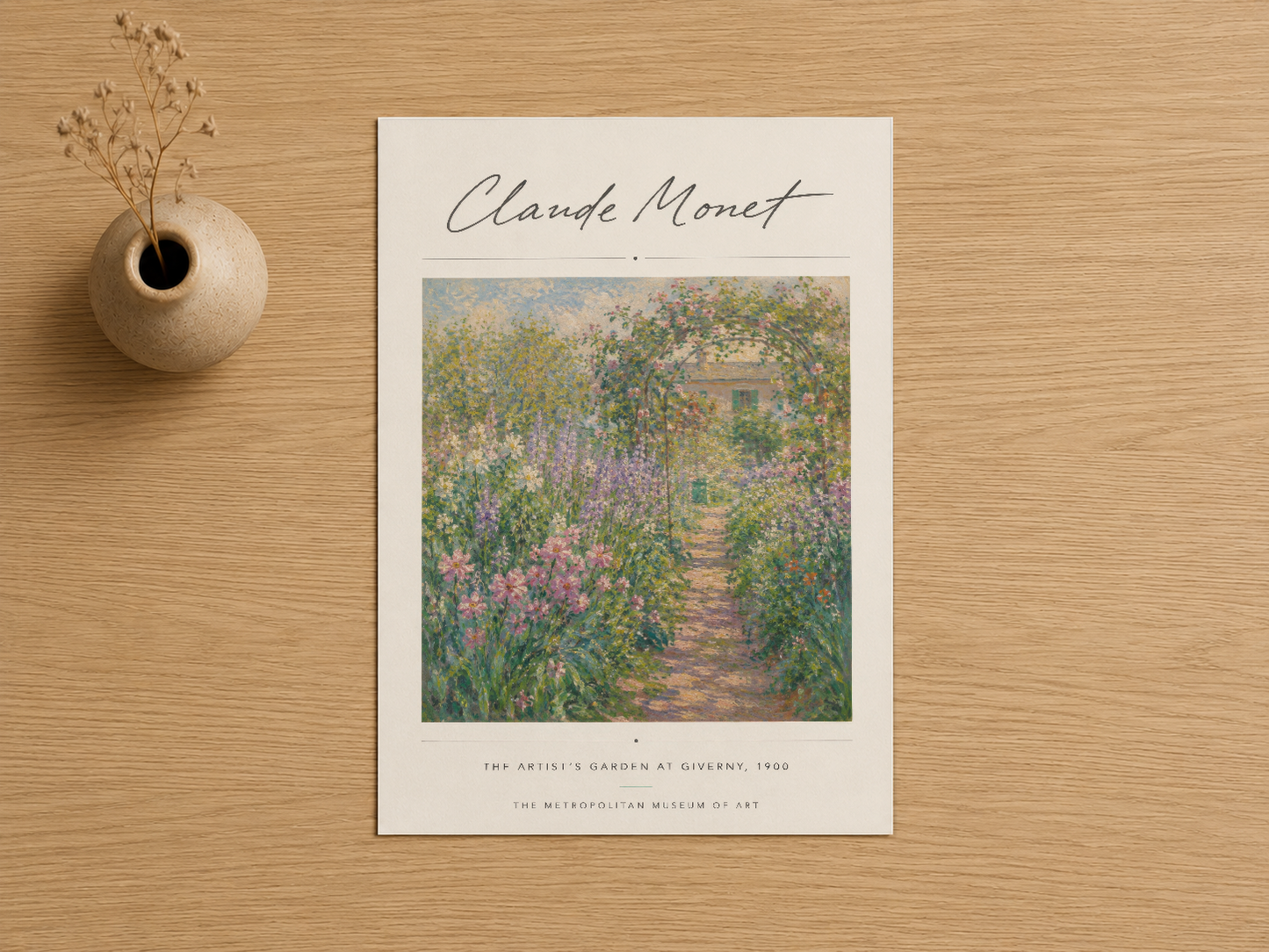 Claude Monet imzalı bahçe tablosu, vintage çiçek vazosuyla ahşap zemin üzerinde gösteriliyor.