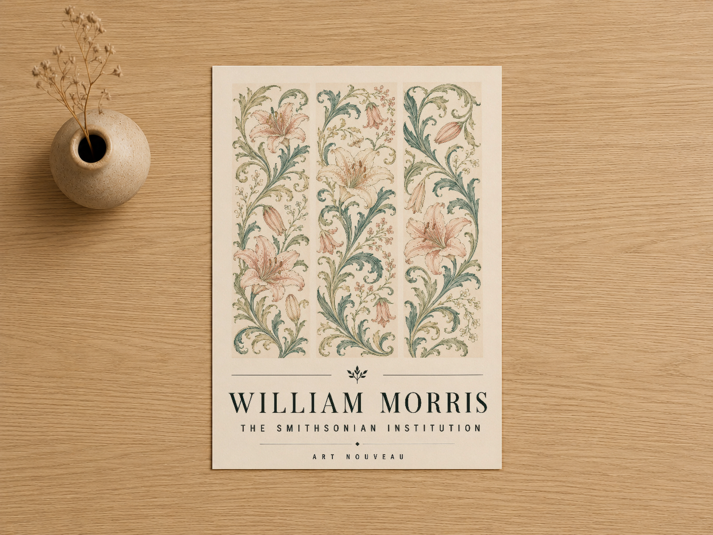 William Morris Art Nouveau tablosu, açık renk ahşap yüzeyde doğal çiçek dekorasyonuyla.