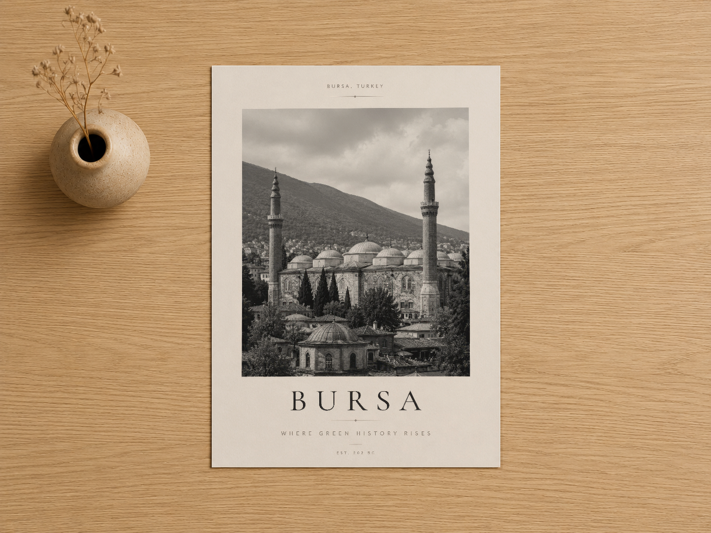 Bursa'nın ikonik cami mimarisini gösteren siyah beyaz sanat baskısı, doğal ahşap zemin üzerinde.