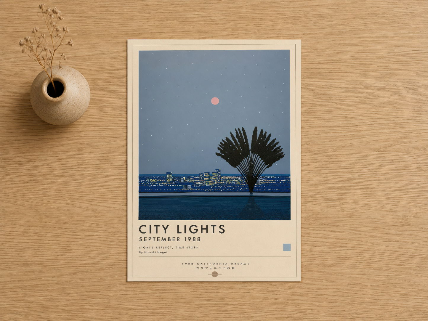 Retro tasarımlı City Lights posteri, krem rengi çerçevede ahşap yüzeyde gösterilen sanat baskısı.