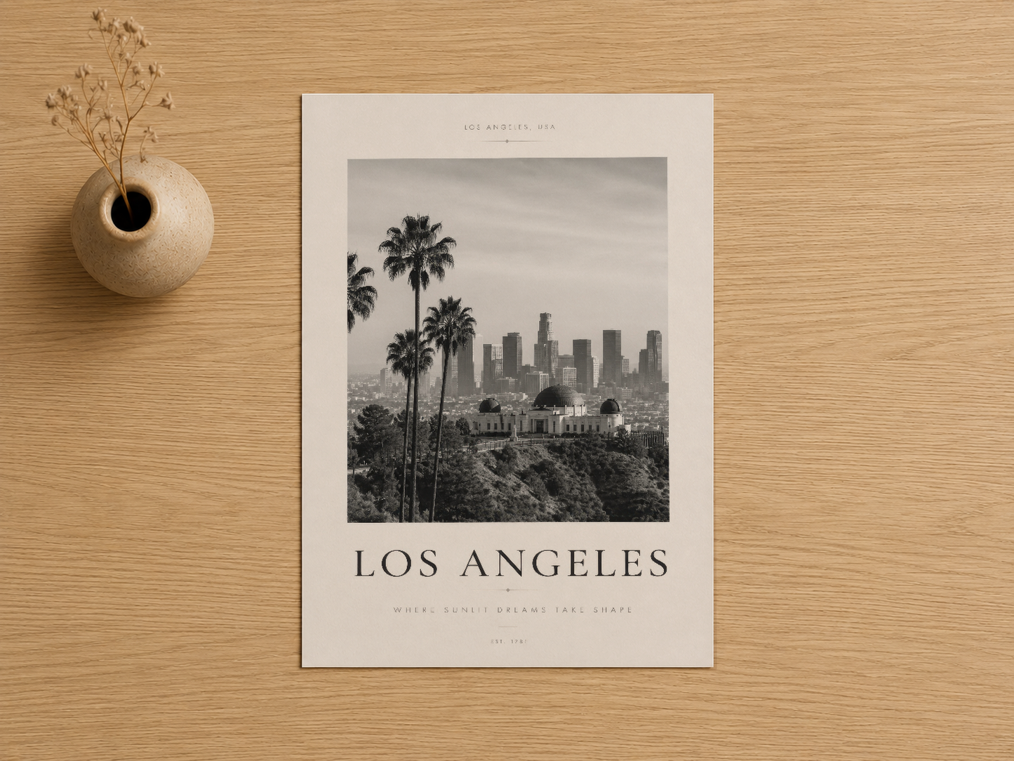 Los Angeles skyline ve palm ağaçlarını konu alan minimalist tasarımlı siyah beyaz baskı poster.