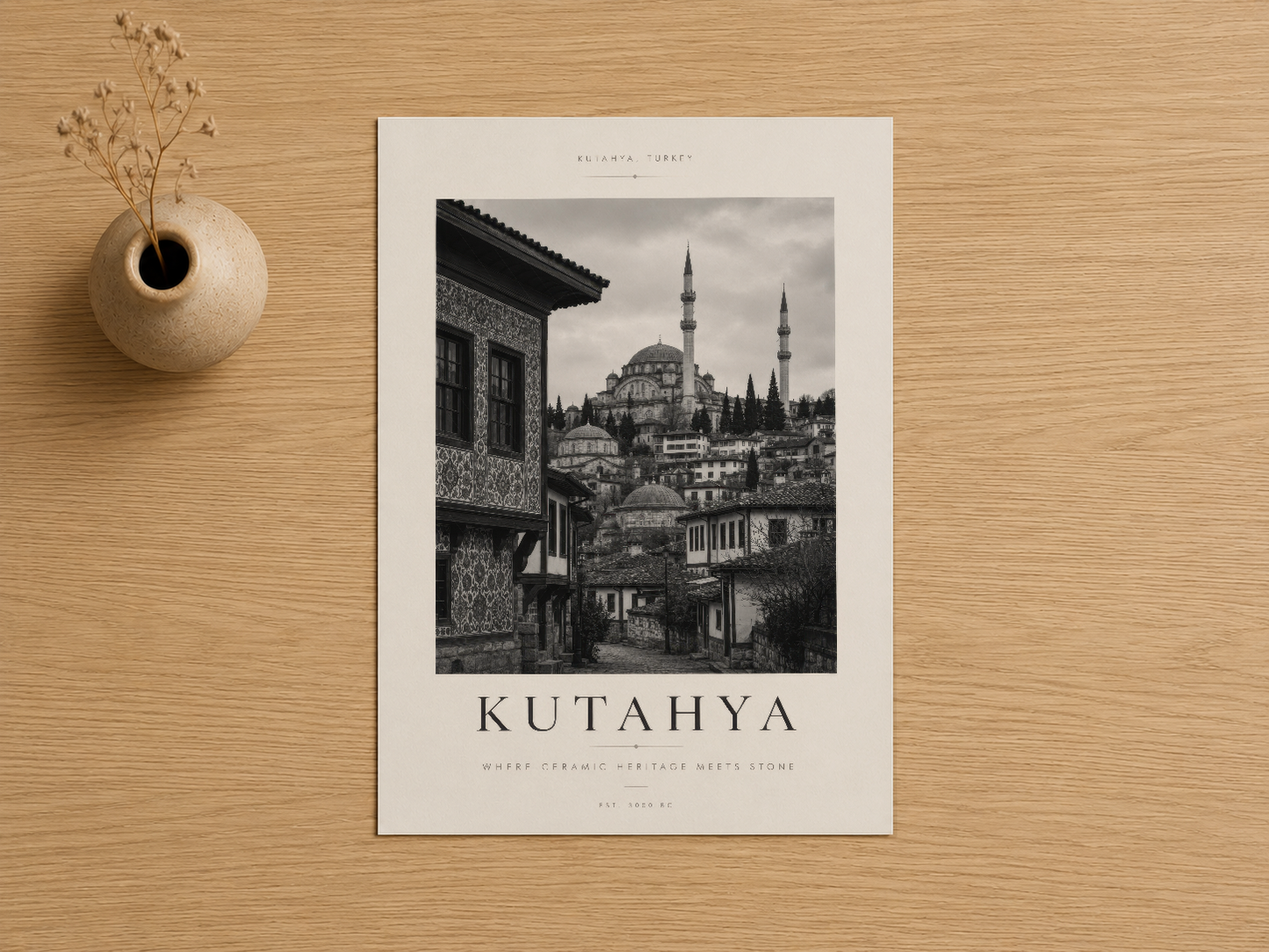Kütahya şehrinin tarihi dokusunu yansıtan siyah beyaz sanat baskısı, minimalist kompozisyon.