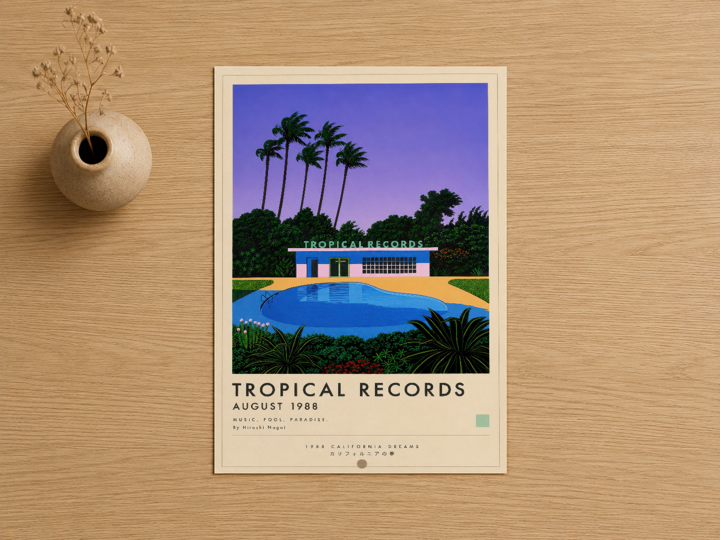 1988 Tropical Records baskısı, art deco tarzı çerçevede, doğal ahşap yüzeyde sergilenen pop art poster.
