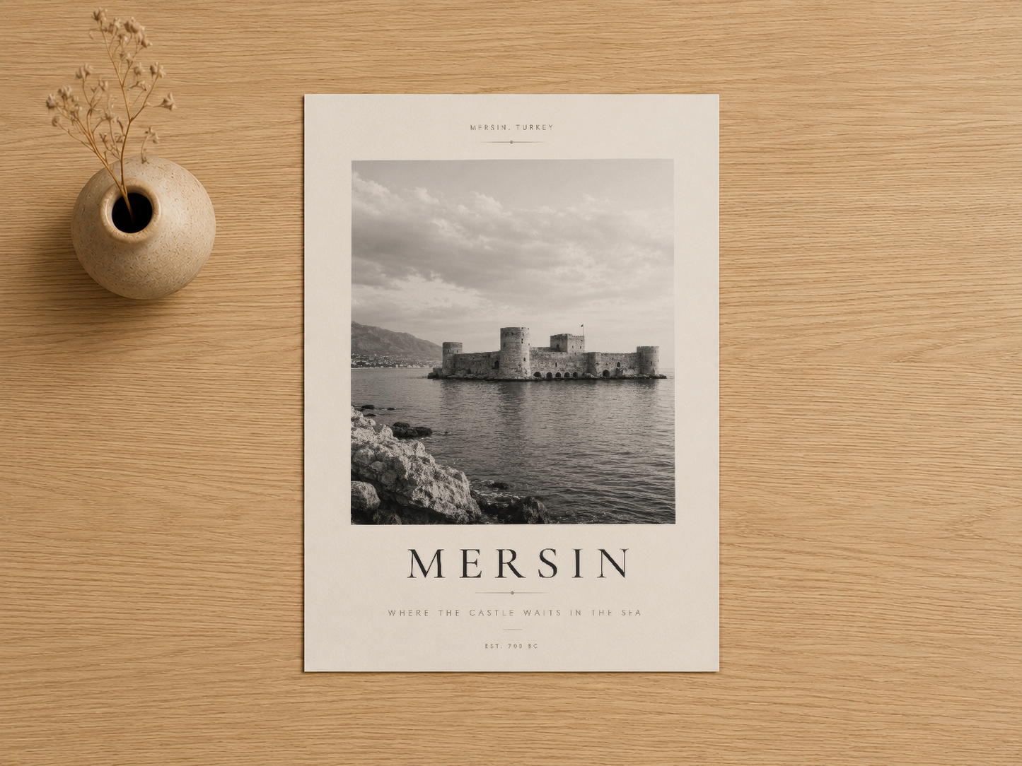 Mersin Kalesi'nin dramatik siyah beyaz fotoğrafı, şık poster baskı olarak ahşap yüzeyde.