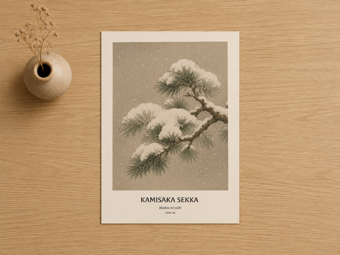 Karla kaplı çam dalı motifleri ve beige tonlarıyla tasarlanmış Kamisaka Sekka sanat baskısı.