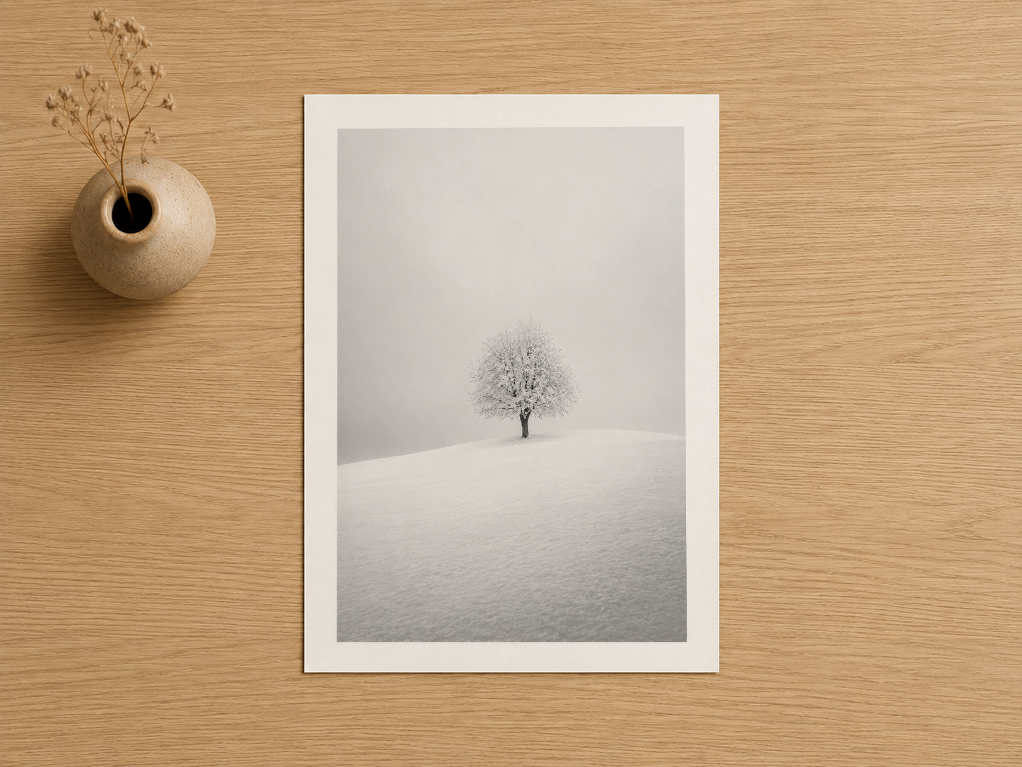 Siyah beyaz sakin manzara sanatı; yalnız ağacı gösteren minimalist poster.