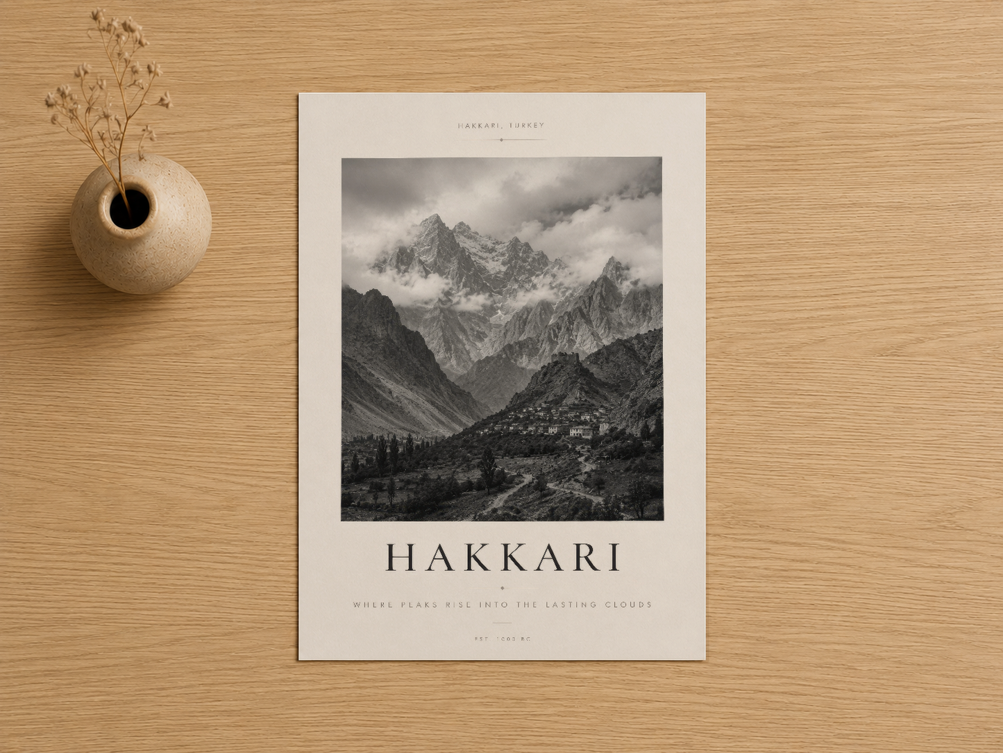 Hakkari Dağları sanat baskısı, doğal ışıkta ahşap zemin üzerine sergilenen siyah-beyaz poster.