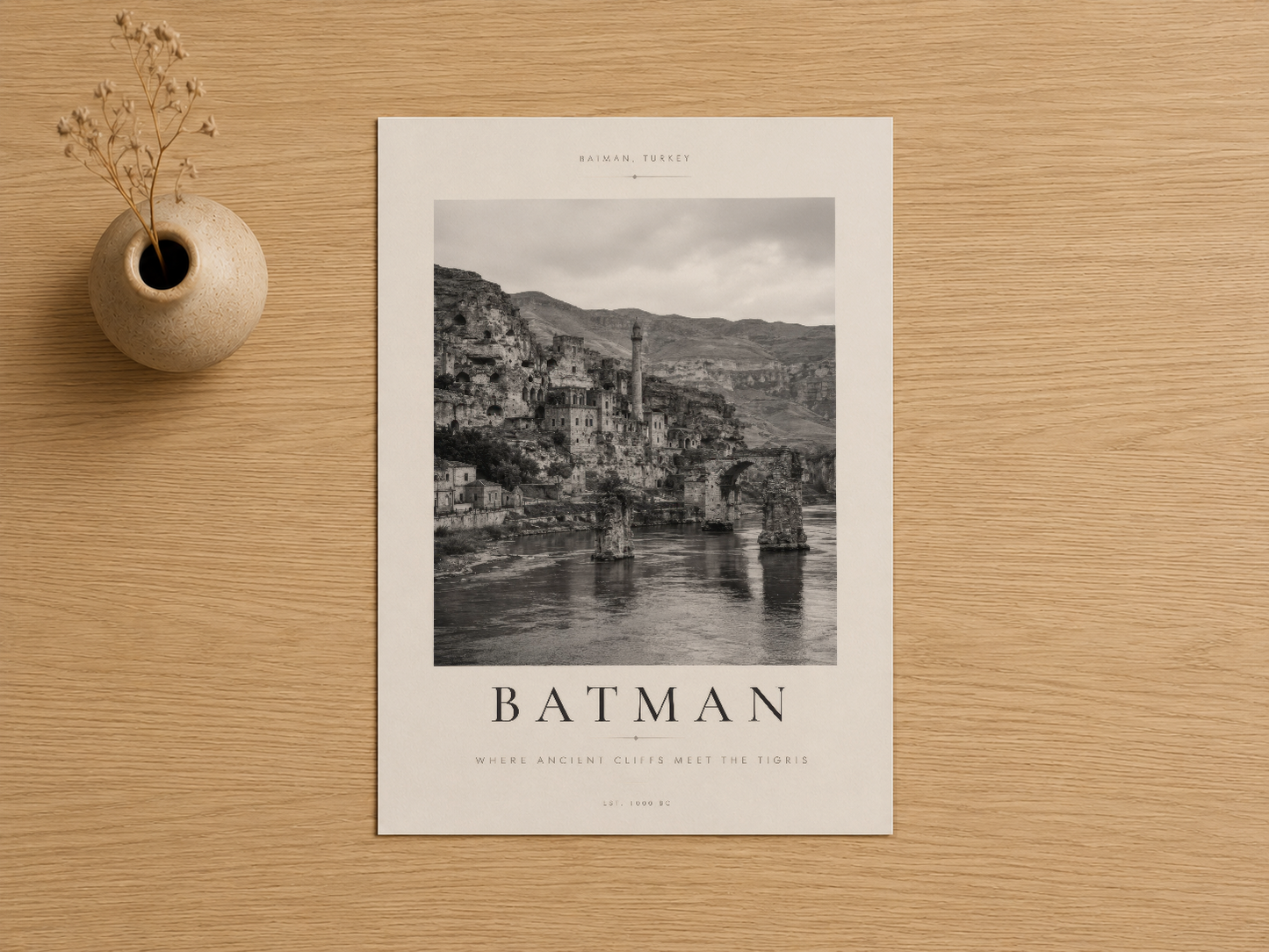 Batman Türkiye siyah beyaz sanat baskısı, tarihi mimar detaylarıyla seramik vazoya hava çiçekleriyle.