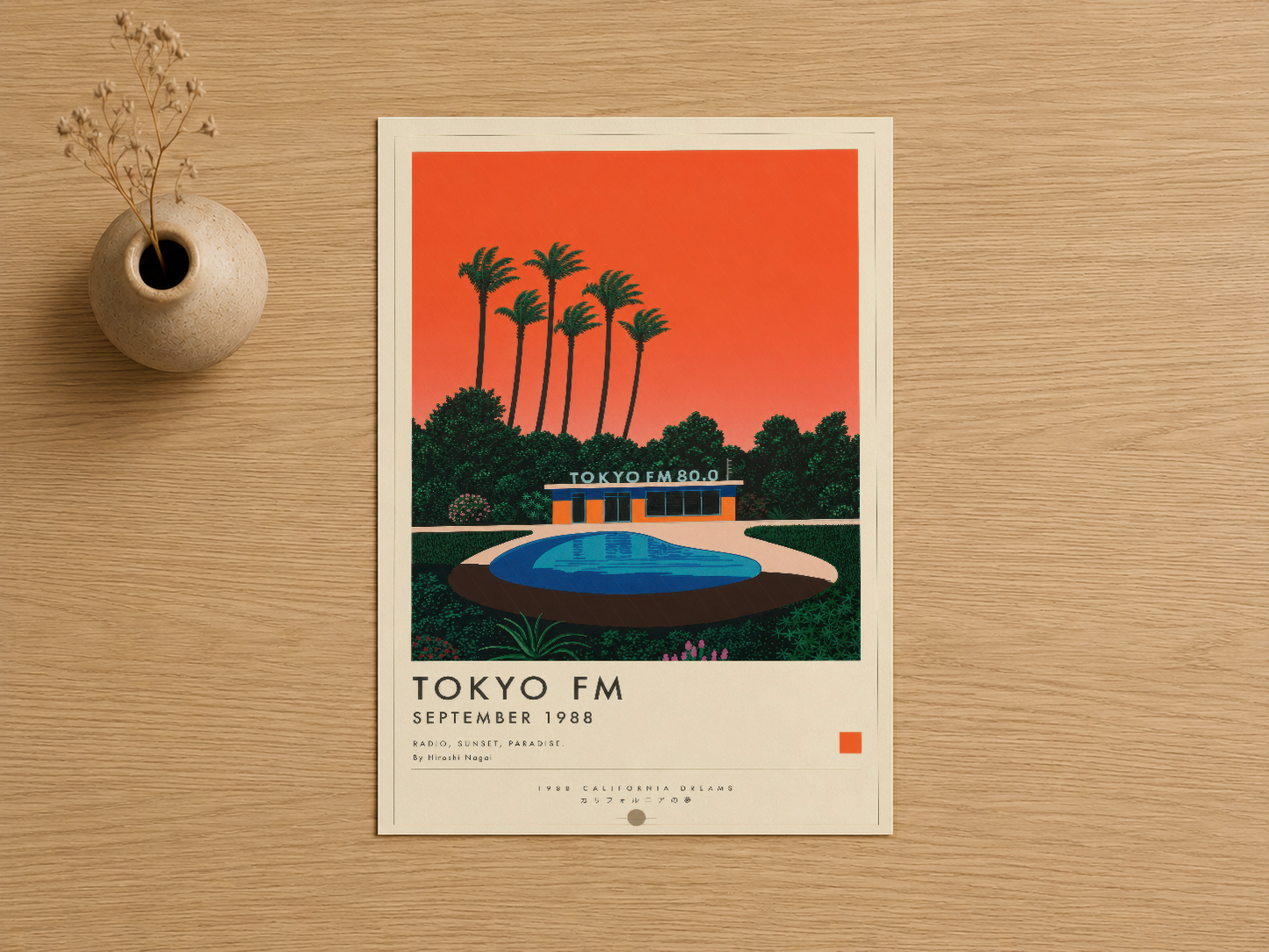 Turuncu ufuk, siyah palmiyeler ve mavi kulübesiyle Tokyo FM posterinin yakından görünümü, vintage sanat baskısı.