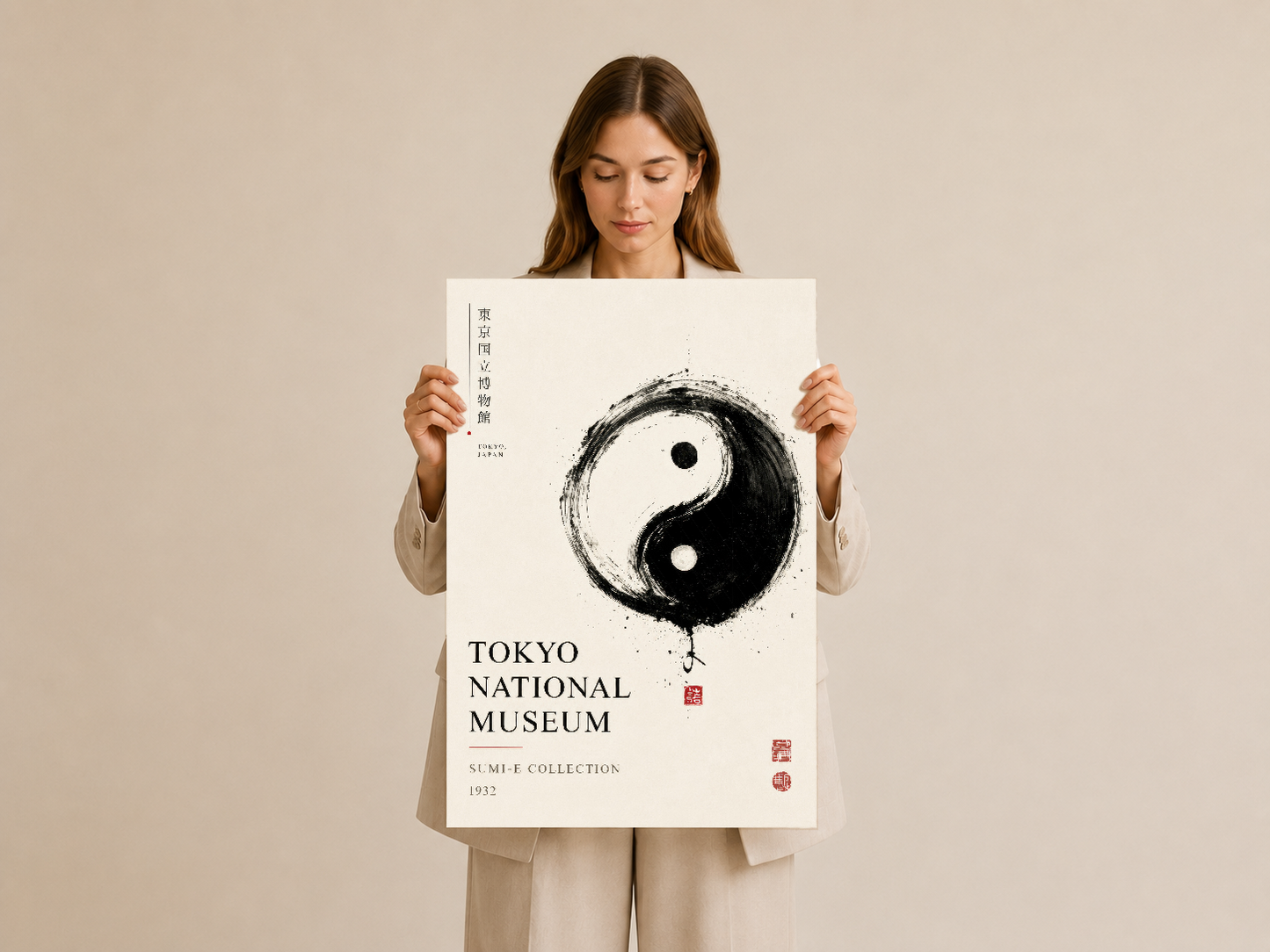 Yin-yang sembolü ile bezenmiş Tokyo National Museum tablosu, canlı bir renkte sahip olan kız tarafından tutularak
