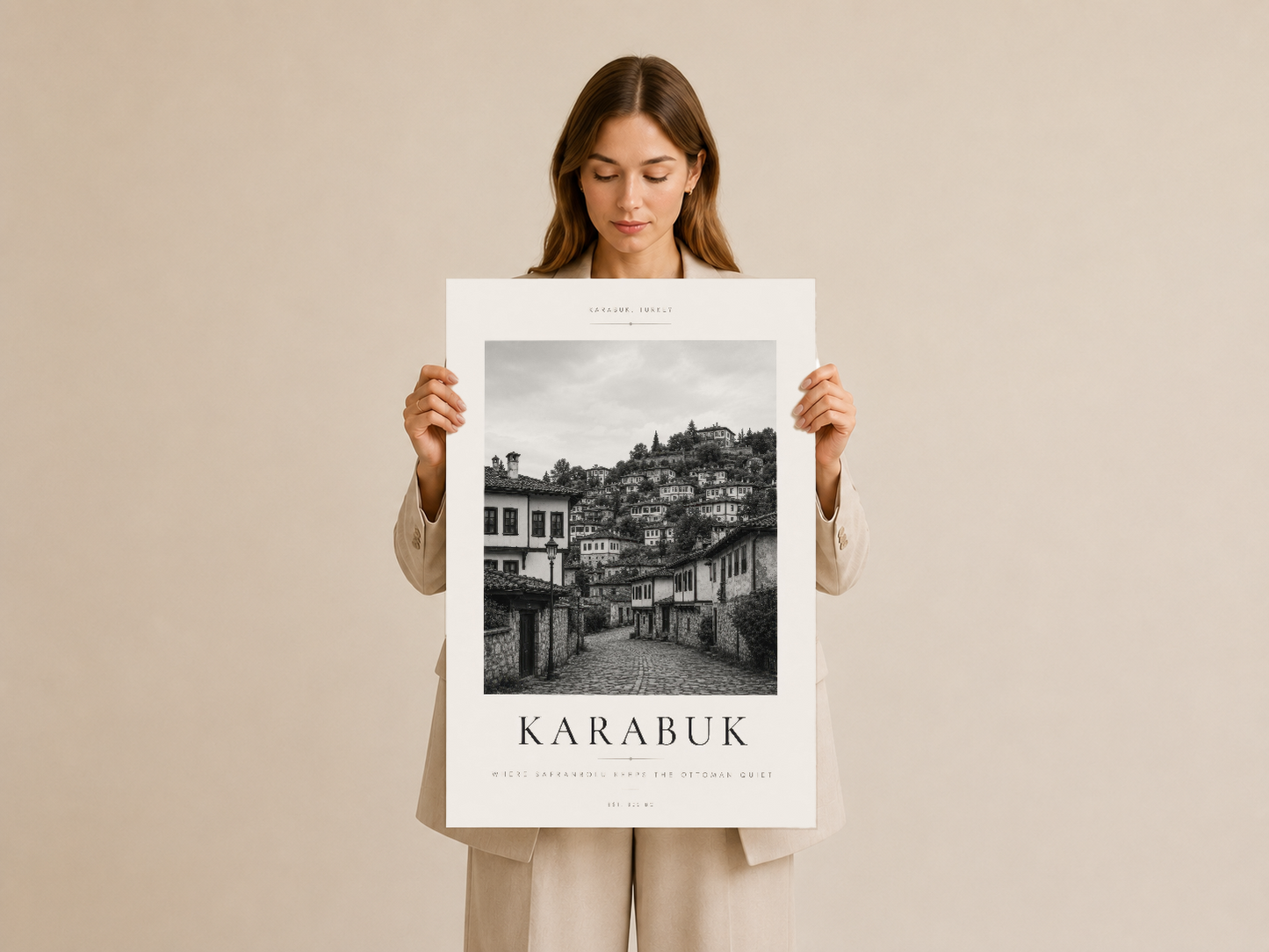 Karabük şehrinin sokak perspektifini gösteren monokrom poster, sanatsal çerçeveleme ile sunulan.